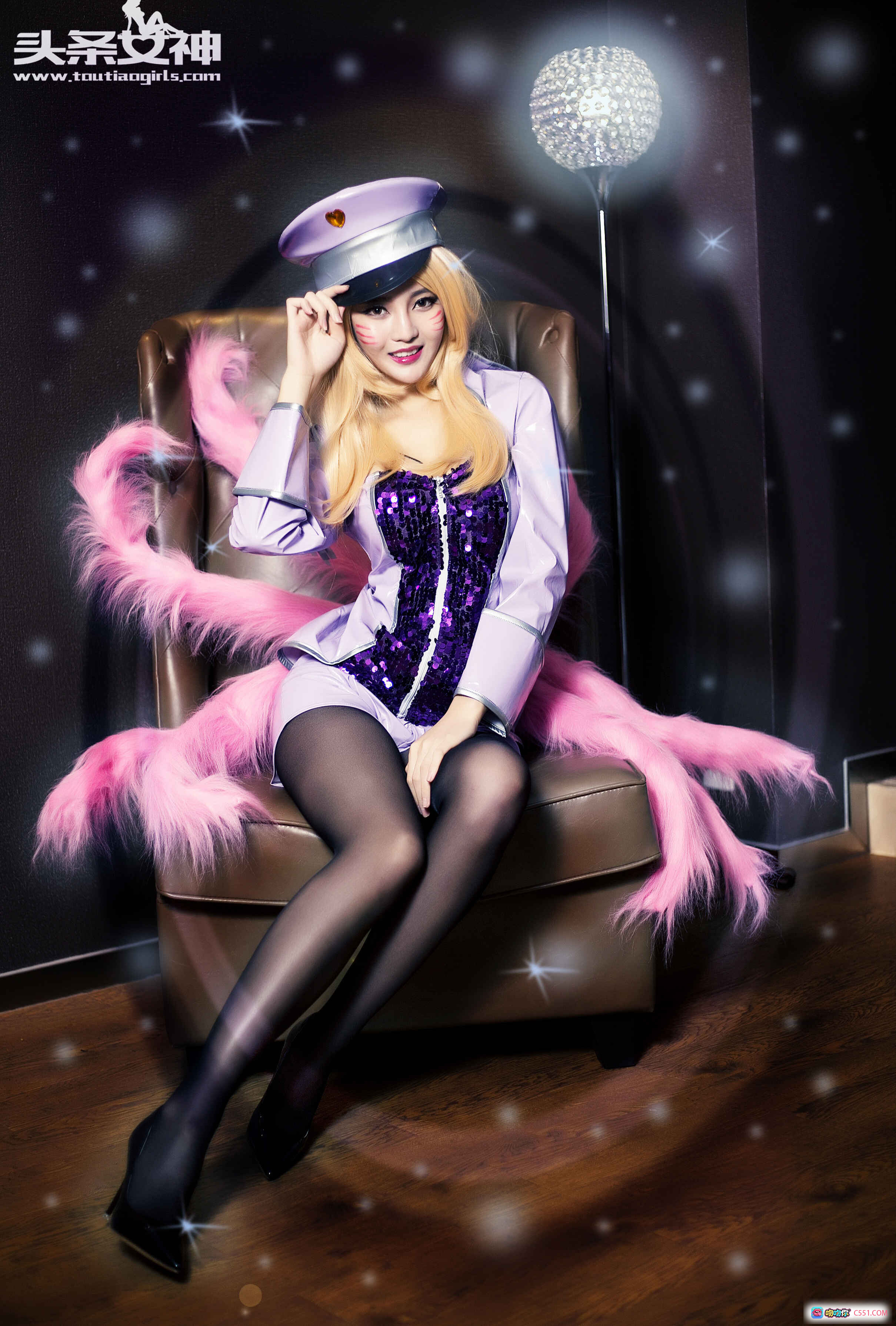 图片[10] - 头条女神文雪LOL阿狸COS写真｜紫色制服+黑丝美腿+粉色毛绒椅+魔法光效 - 就要吻