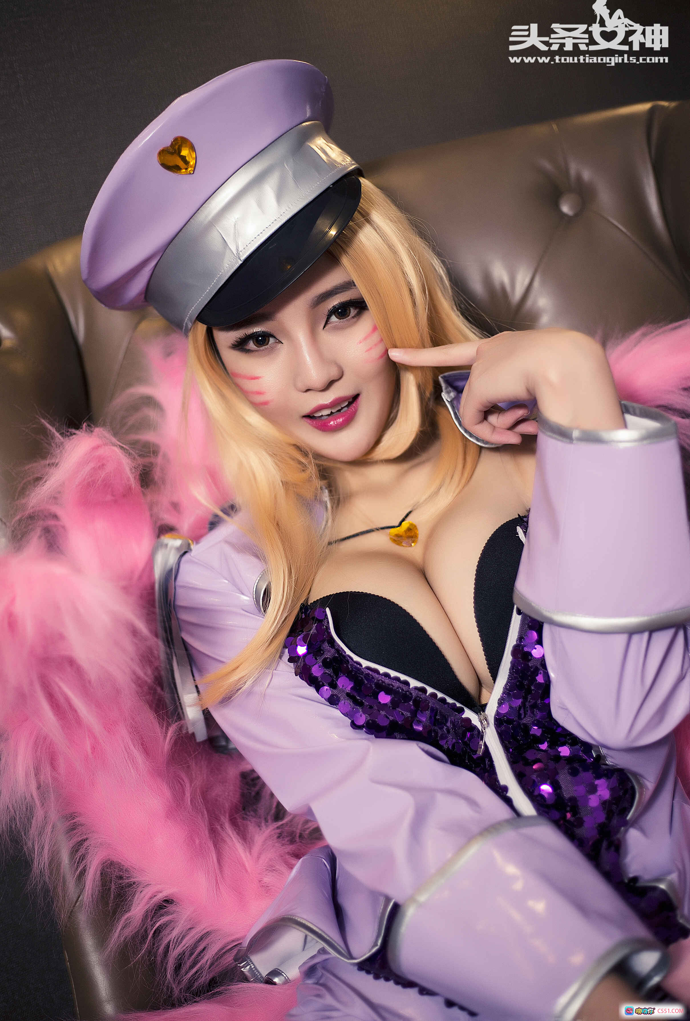 图片[6] - 头条女神文雪LOL阿狸COS写真｜紫色制服+黑丝美腿+粉色毛绒椅+魔法光效 - 就要吻