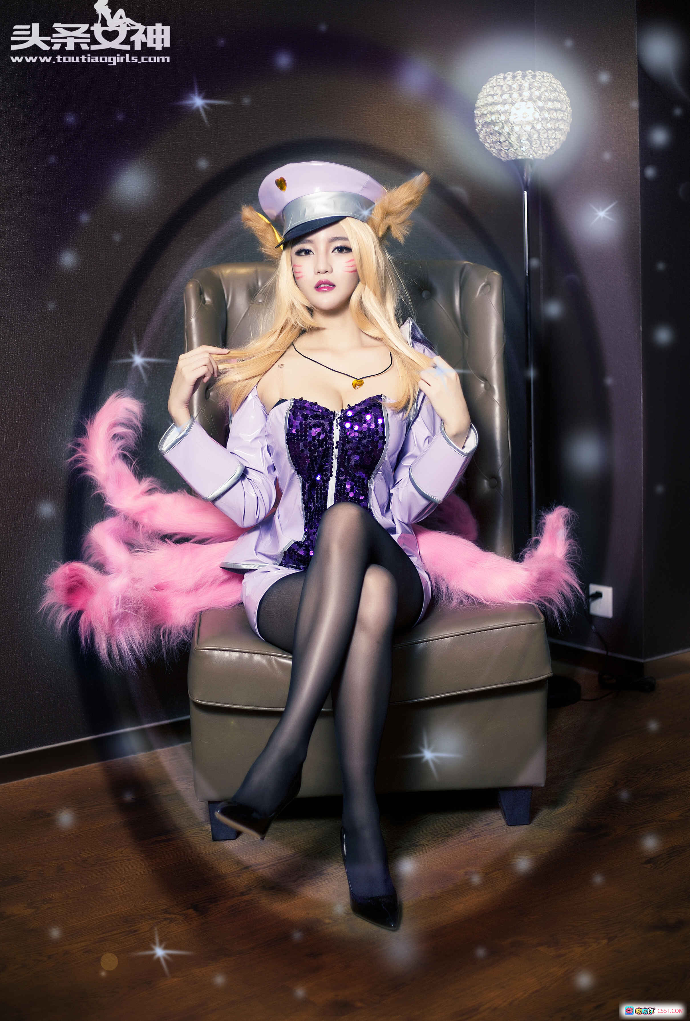 图片[7] - 头条女神文雪LOL阿狸COS写真｜紫色制服+黑丝美腿+粉色毛绒椅+魔法光效 - 就要吻