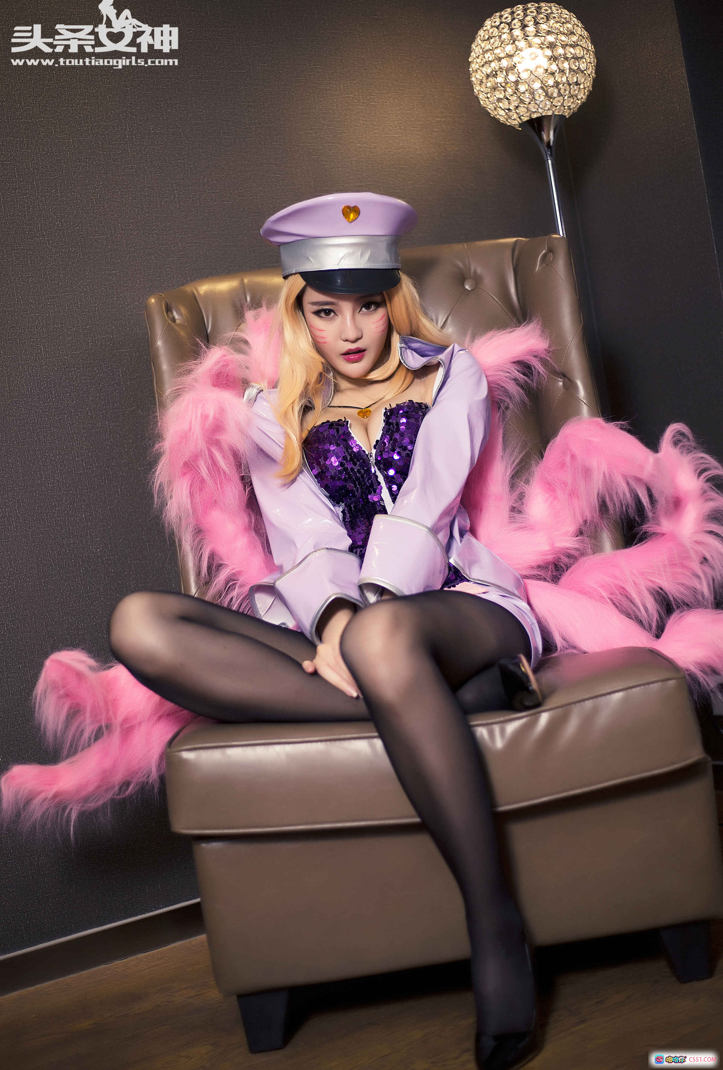 图片[3] - 头条女神文雪LOL阿狸COS写真｜紫色制服+黑丝美腿+粉色毛绒椅+魔法光效 - 就要吻