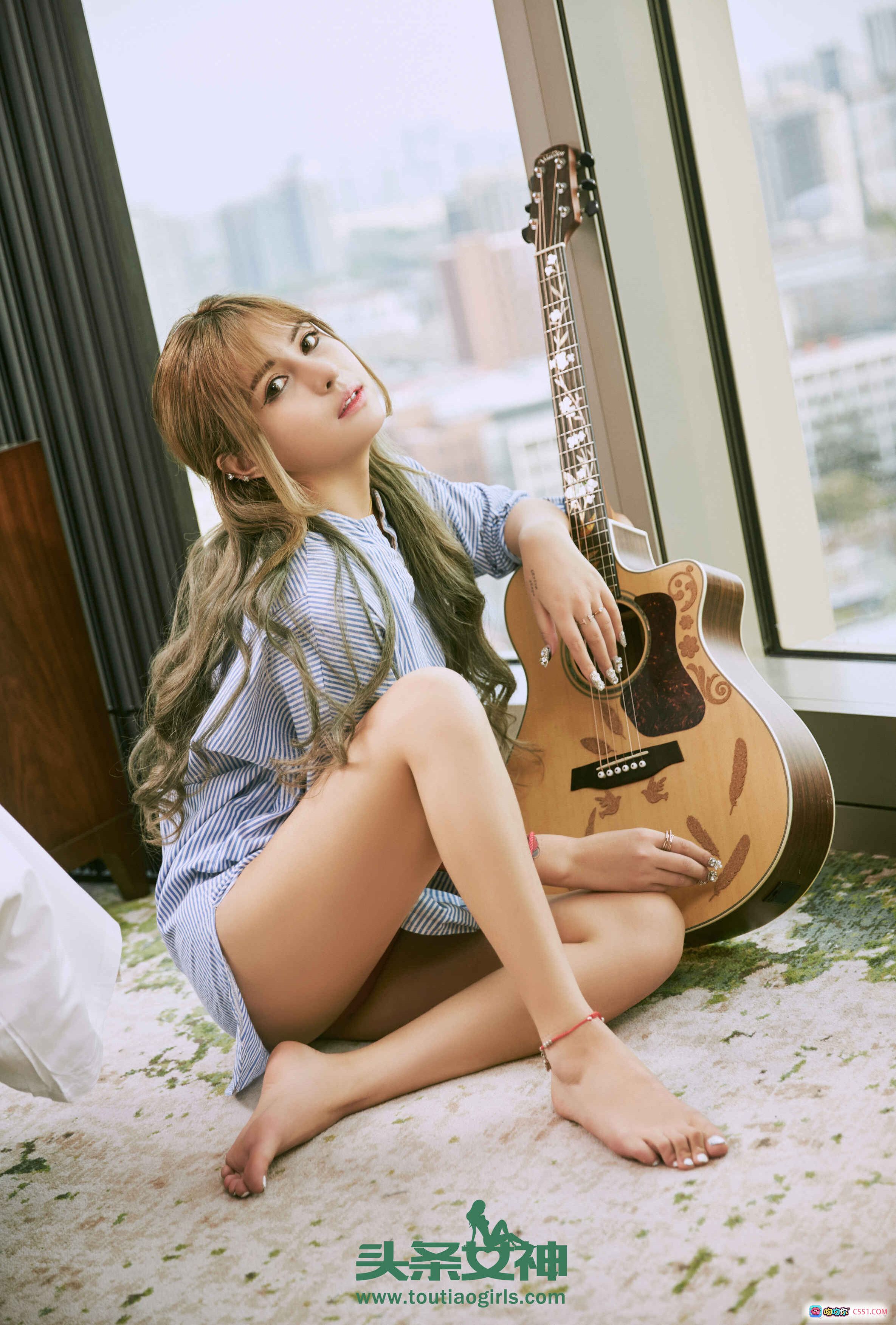 图片[9] - 头条女神温蒂2017写真：蓝白条纹衬衫+吉他+长腿美足+室内慵懒风+32P高清图集 - 就要吻