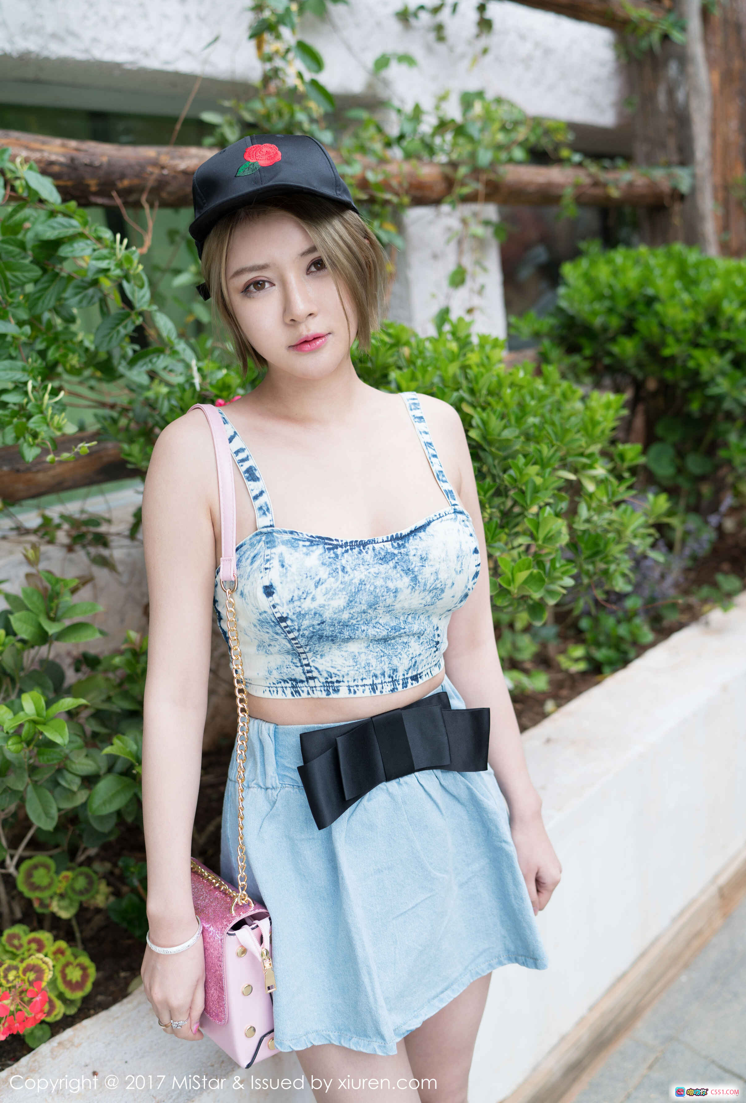 凯竹BuiBui时尚街拍：牛仔吊带短裙+黑色玫瑰帽+粉色链条包，清新甜美风写真 - 就要吻