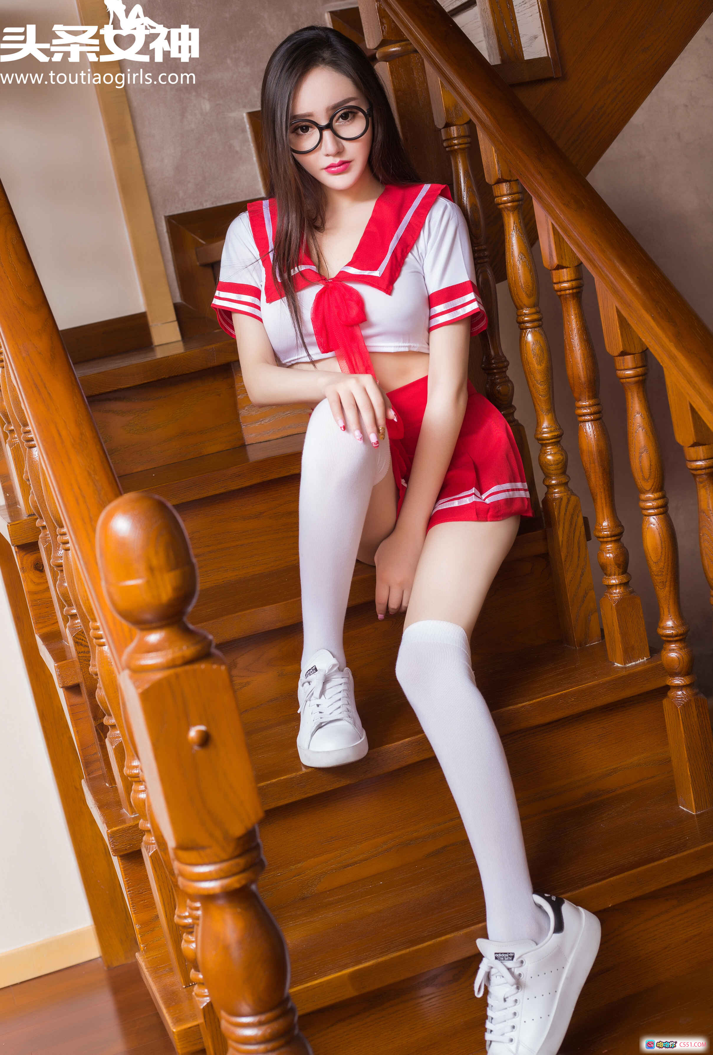 头条女神麦苹果红白水手服白丝美腿楼梯写真性感清纯校园风少女诱惑高清图集 - 就要吻