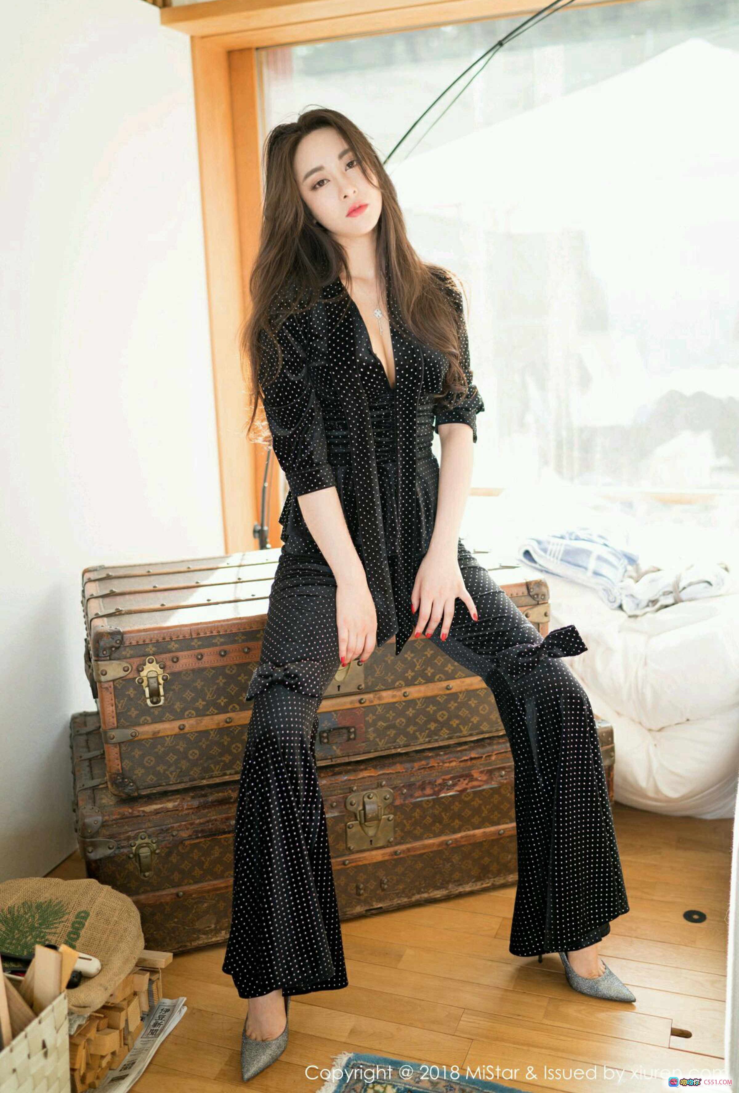 图片[7] - 穆菲菲性感写真：花色内衣+银色高跟+复古行李箱+长腿美臀+室内私房照 - 就要吻