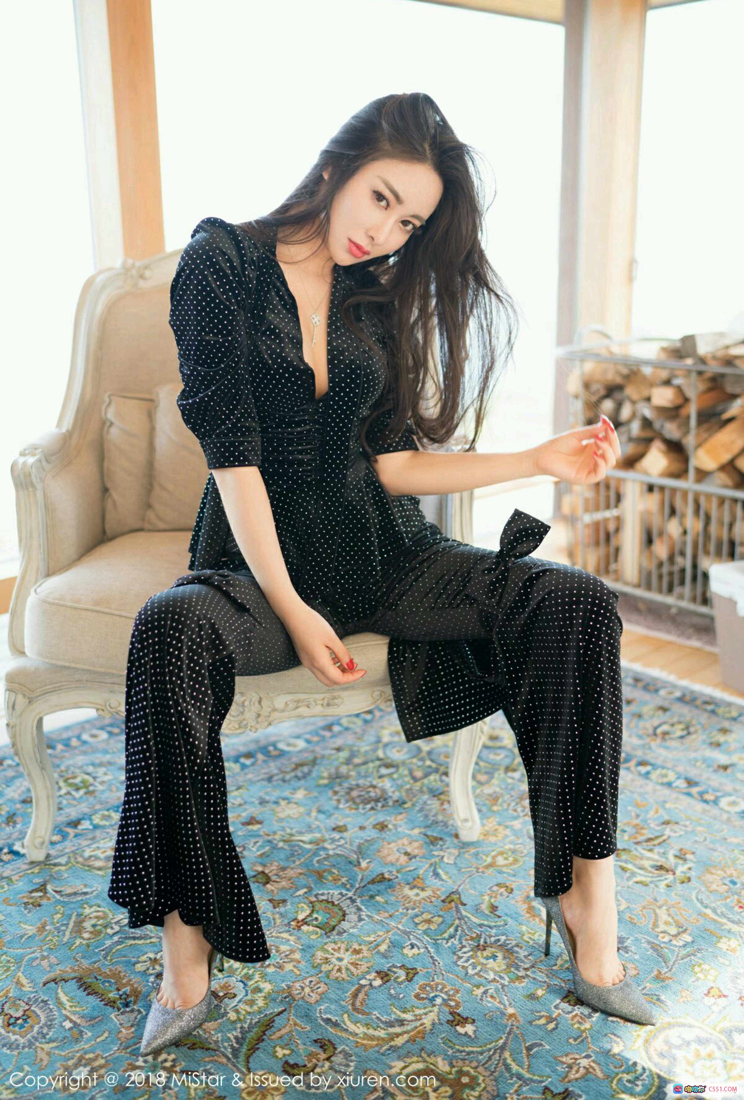 图片[4] - 穆菲菲性感写真：花色内衣+银色高跟+复古行李箱+长腿美臀+室内私房照 - 就要吻