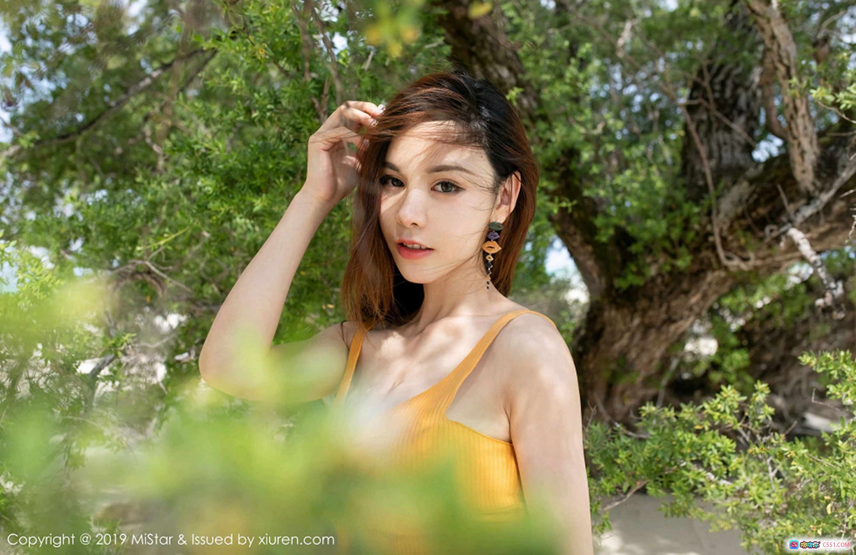 图片[10] - 沈佳熹海滩写真 | 黄色系带短上衣+破洞牛仔裤 | 热带树影沙滩自然风 | MiStar 2019 Vol.299高清图集 - 就要吻