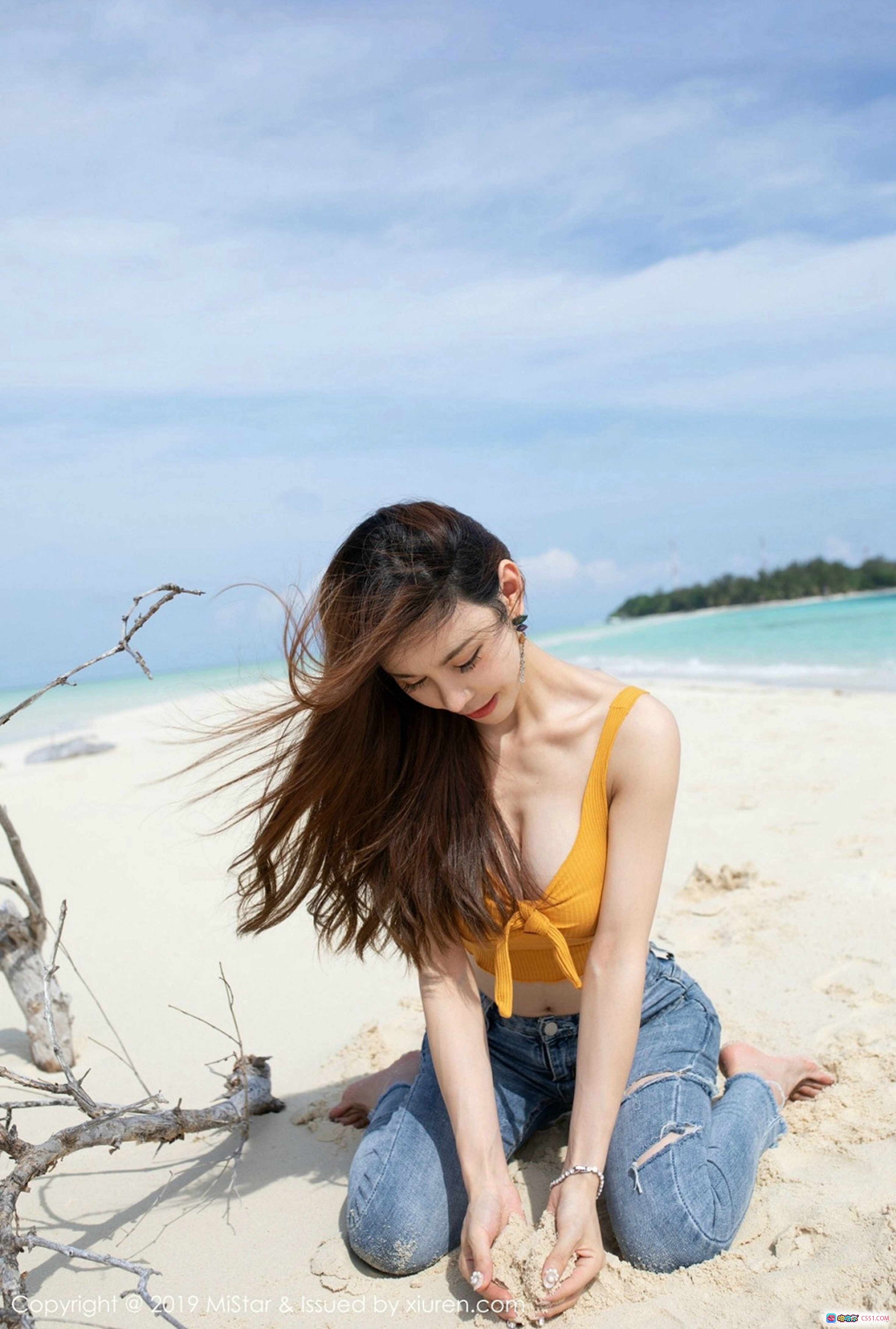图片[5] - 沈佳熹海滩写真 | 黄色系带短上衣+破洞牛仔裤 | 热带树影沙滩自然风 | MiStar 2019 Vol.299高清图集 - 就要吻