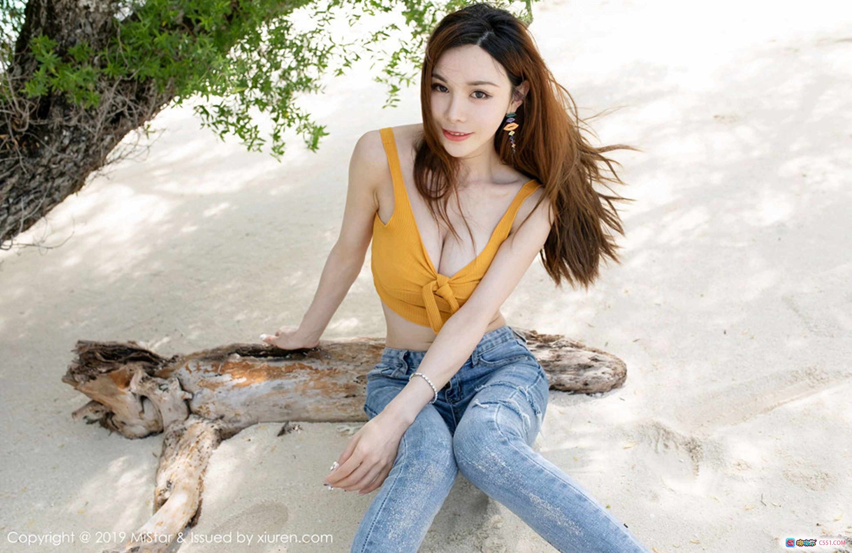 图片[4] - 沈佳熹海滩写真 | 黄色系带短上衣+破洞牛仔裤 | 热带树影沙滩自然风 | MiStar 2019 Vol.299高清图集 - 就要吻