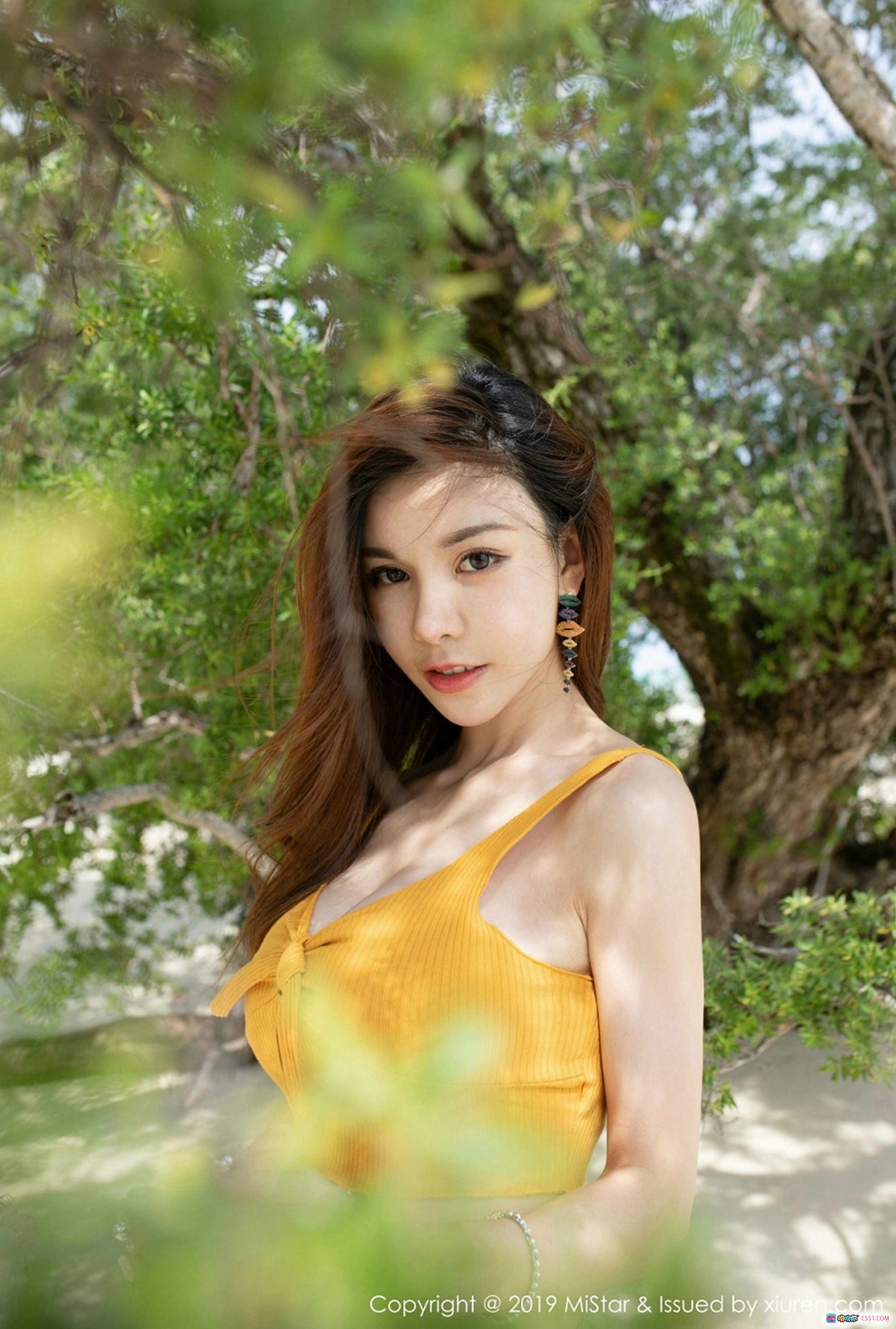 图片[2] - 沈佳熹海滩写真 | 黄色系带短上衣+破洞牛仔裤 | 热带树影沙滩自然风 | MiStar 2019 Vol.299高清图集 - 就要吻
