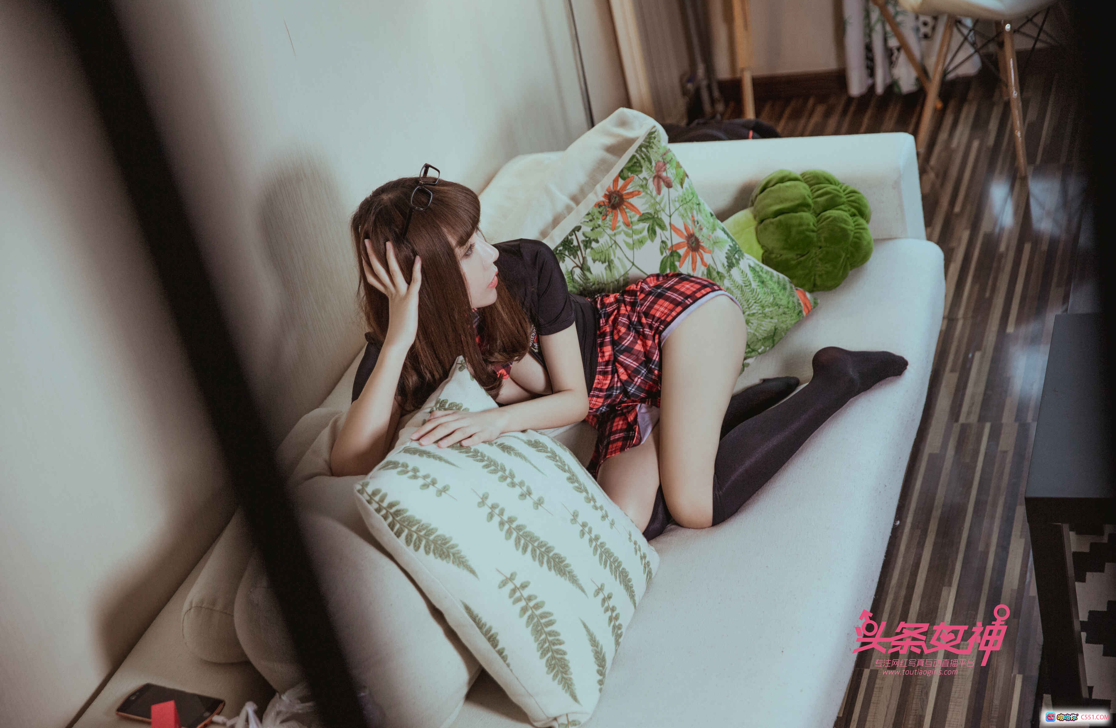 图片[5] - 头条女神笑笑校园风写真｜黑丝长腿眼镜妹｜格子短裙搭配｜阳台咖啡时光｜2018年6月13日高清图集 - 就要吻