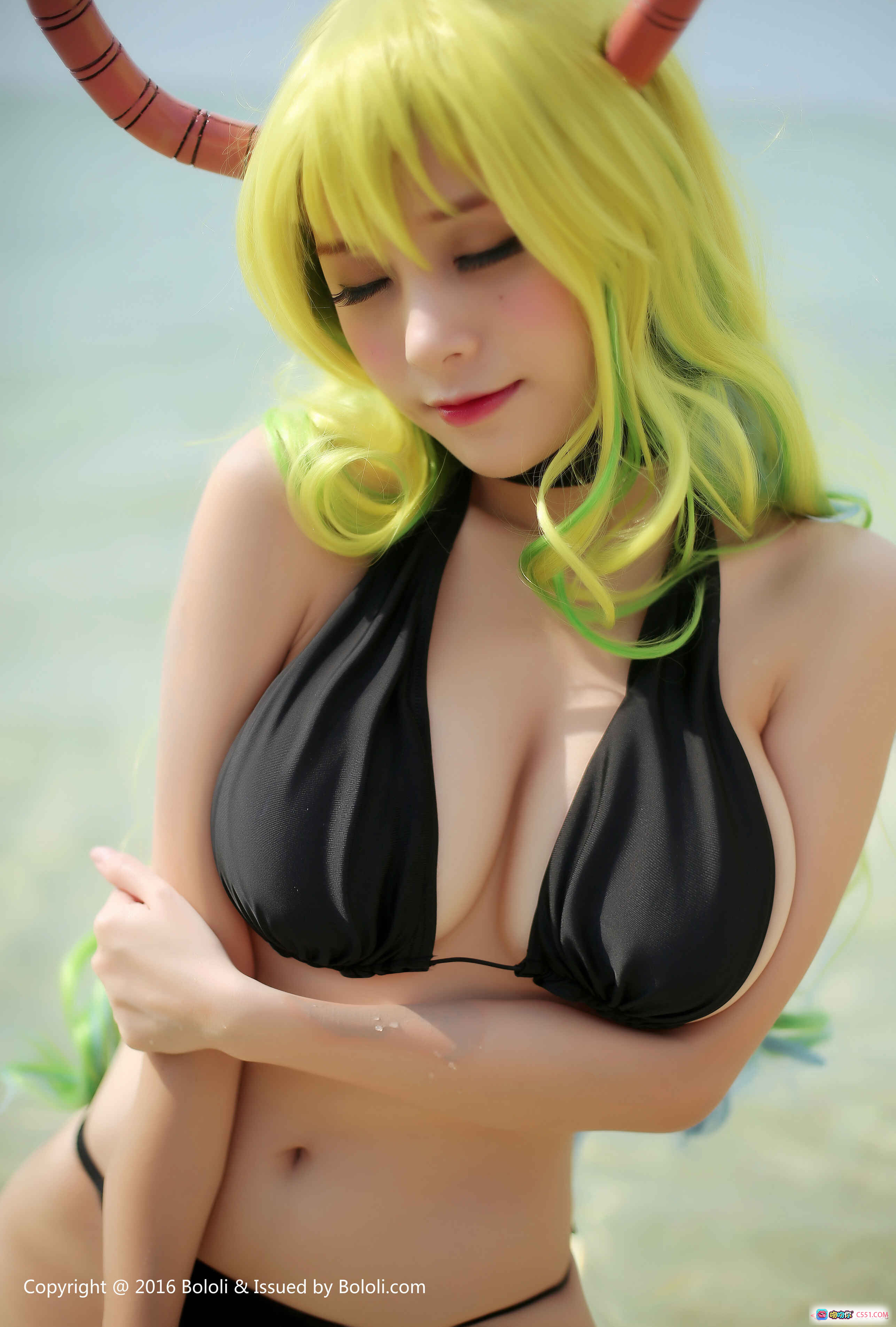 图片[10] - 柳侑绮夏美酱沙滩比基尼cosplay写真 – BoLoli波萝社VOL.052黄绿渐变长发红角造型性感躺拍 - 就要吻
