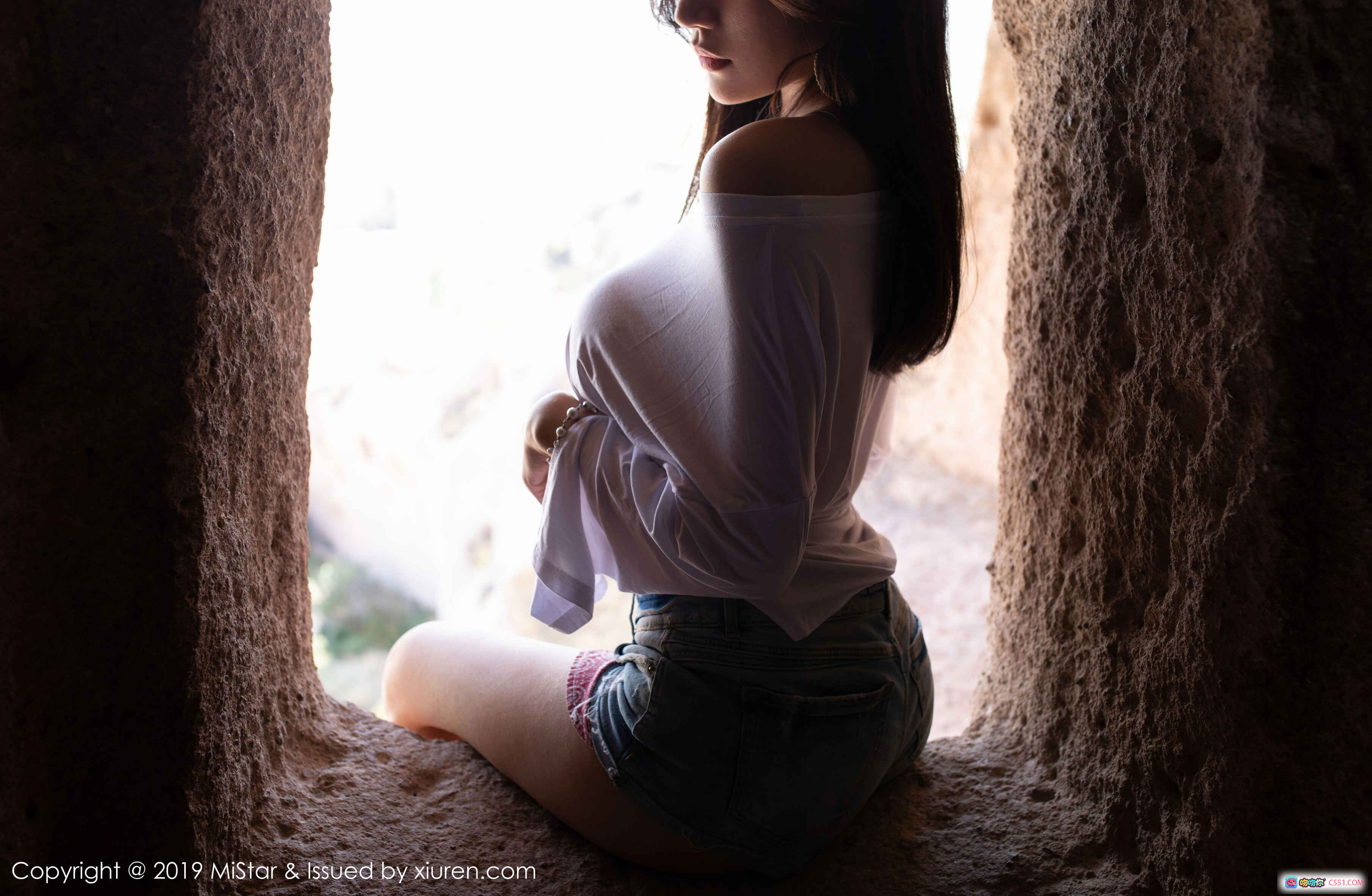 图片[7] - 小狐狸Kathryn户外写真：白色蕾丝上衣+牛仔短裤+高跟美腿，蓝天山景背景，性感优雅姿态，MiStar2019Vol.307高清摄影 - 就要吻