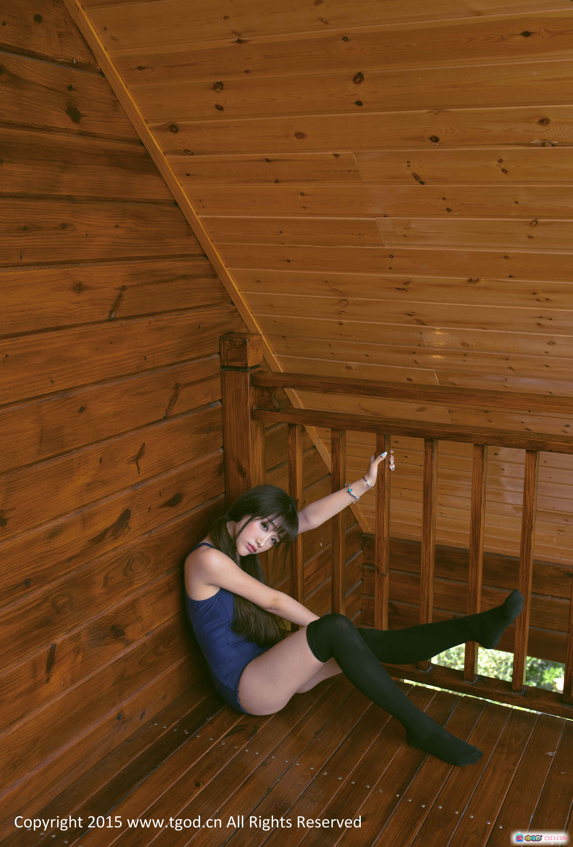 Akiki朱若慕云曼旅拍写真 | 木质阁楼蓝裙黑丝美腿性感私房照 2015 TGOD推女神第二刊 - 就要吻