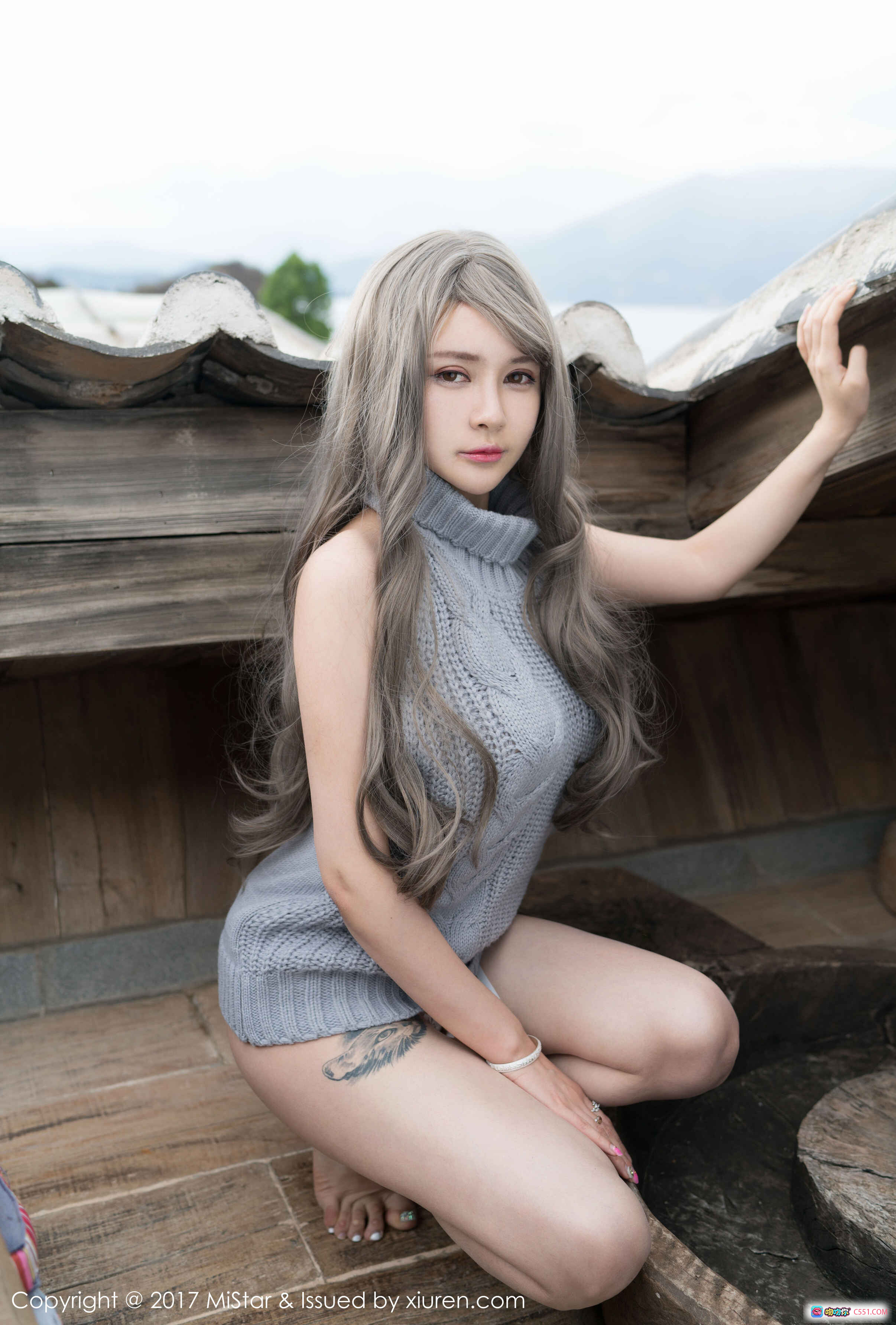 图片[3] - 凯竹BuiBui灰色长发写真 | MiStar2017 Vol.170 无袖高领毛衣日系风 木质屋檐下清纯美少女坐姿摄影 - 就要吻