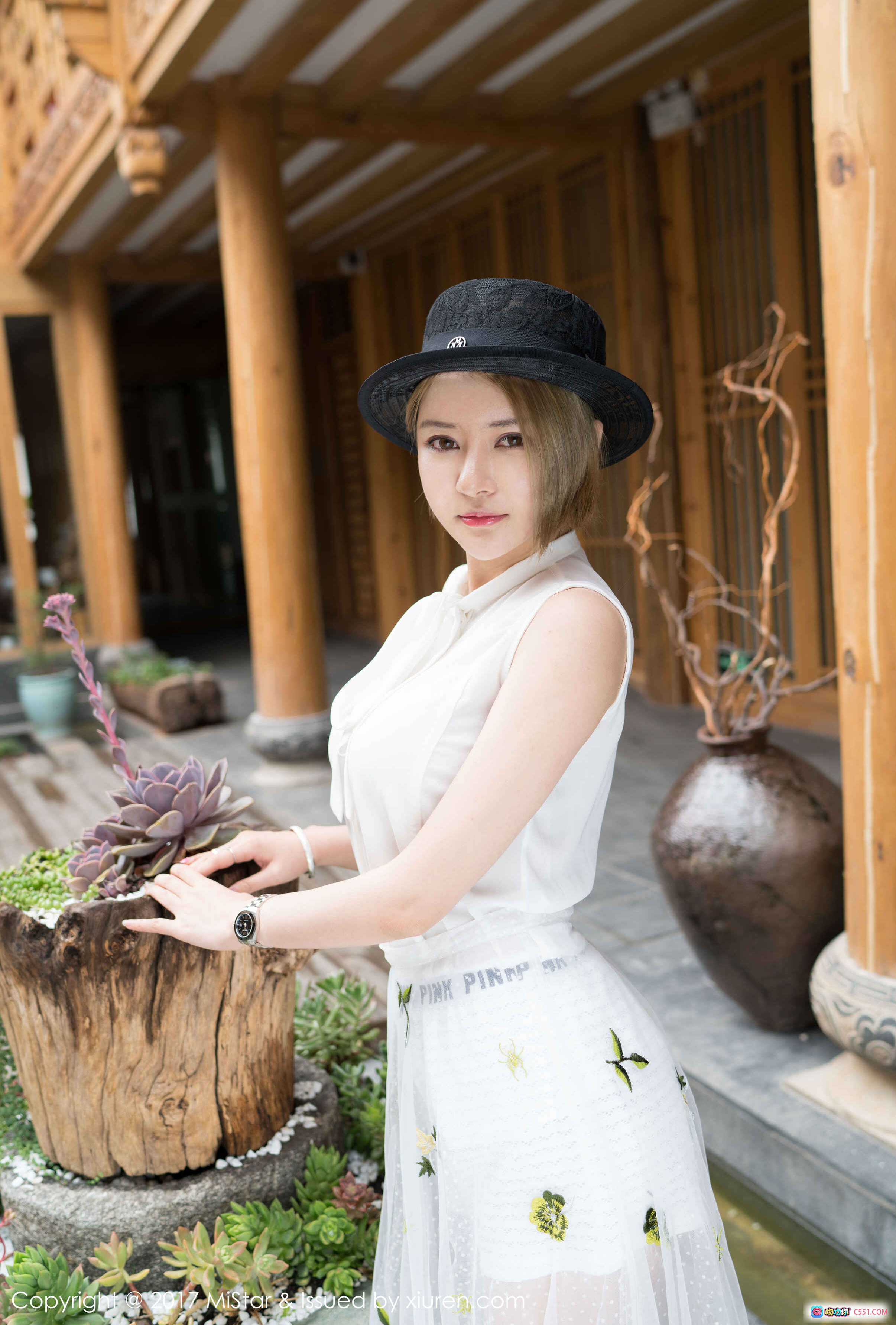 图片[2] - 凯竹BuiBui灰色长发写真 | MiStar2017 Vol.170 无袖高领毛衣日系风 木质屋檐下清纯美少女坐姿摄影 - 就要吻