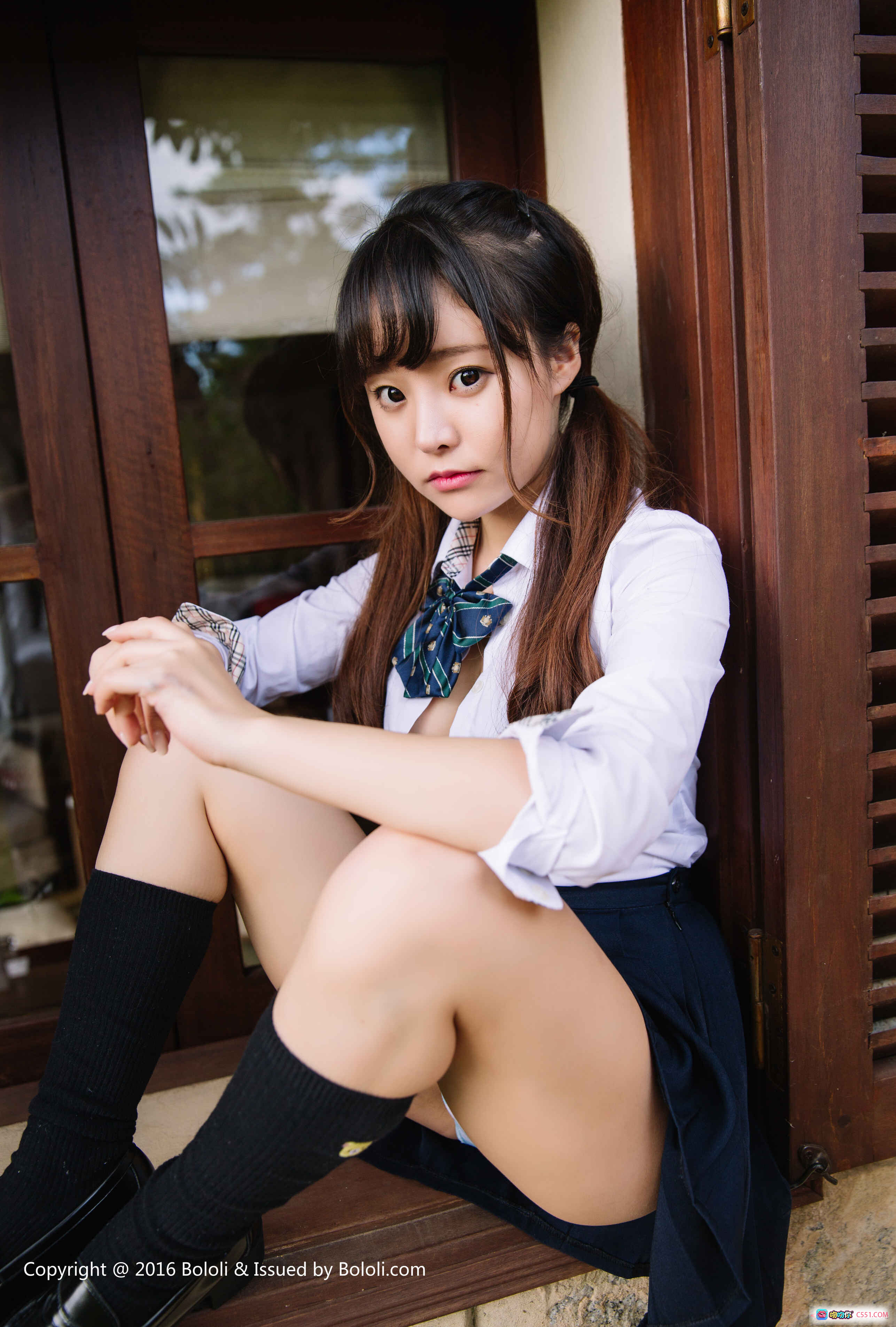 图片[5] - BoLoli波萝社VOL.023七宝VS夏美校园制服写真｜深蓝百褶裙+白衬衫+黑长袜+双马尾少女风｜户外草地场景性感私房照 - 就要吻