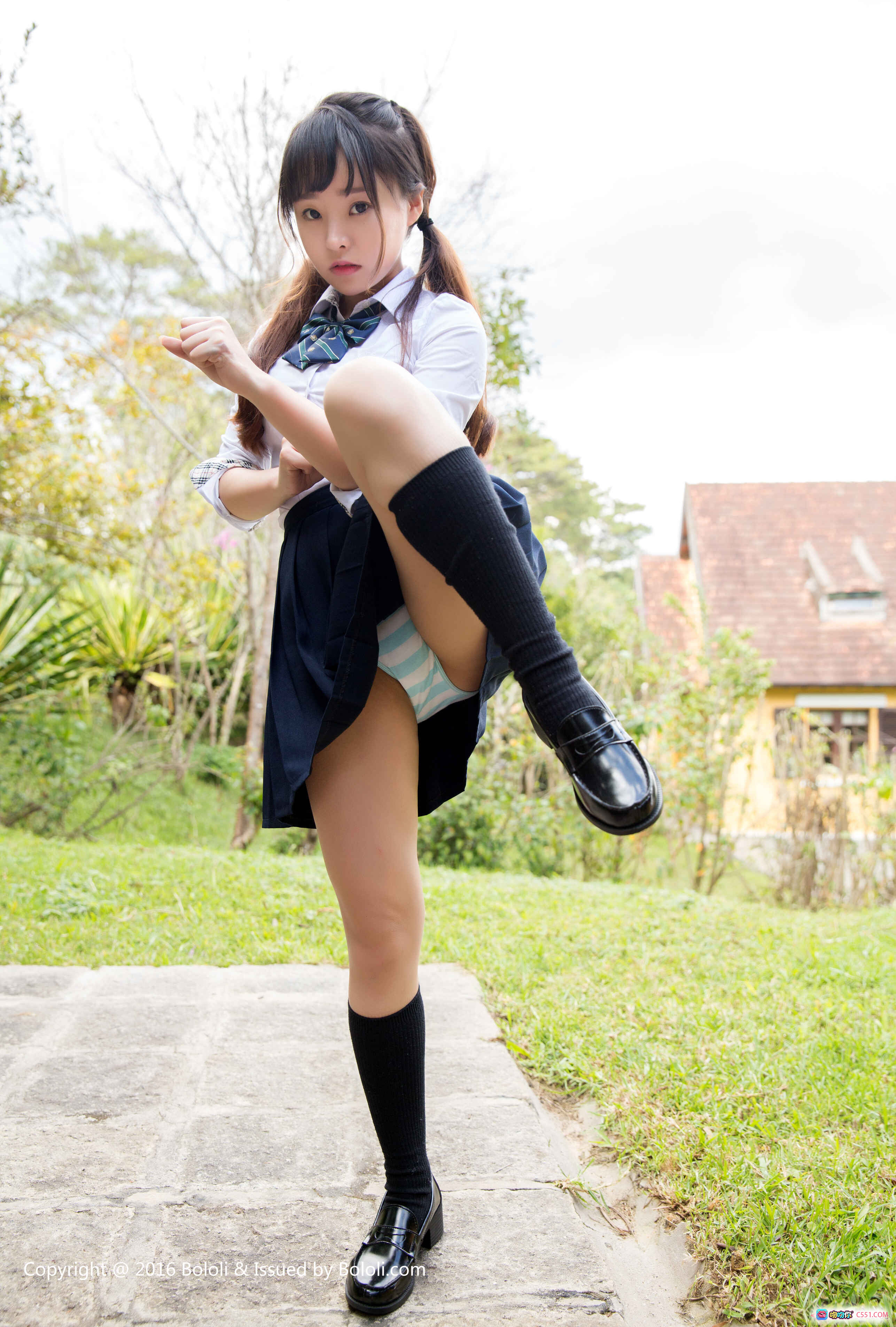 图片[6] - BoLoli波萝社VOL.023七宝VS夏美校园制服写真｜深蓝百褶裙+白衬衫+黑长袜+双马尾少女风｜户外草地场景性感私房照 - 就要吻