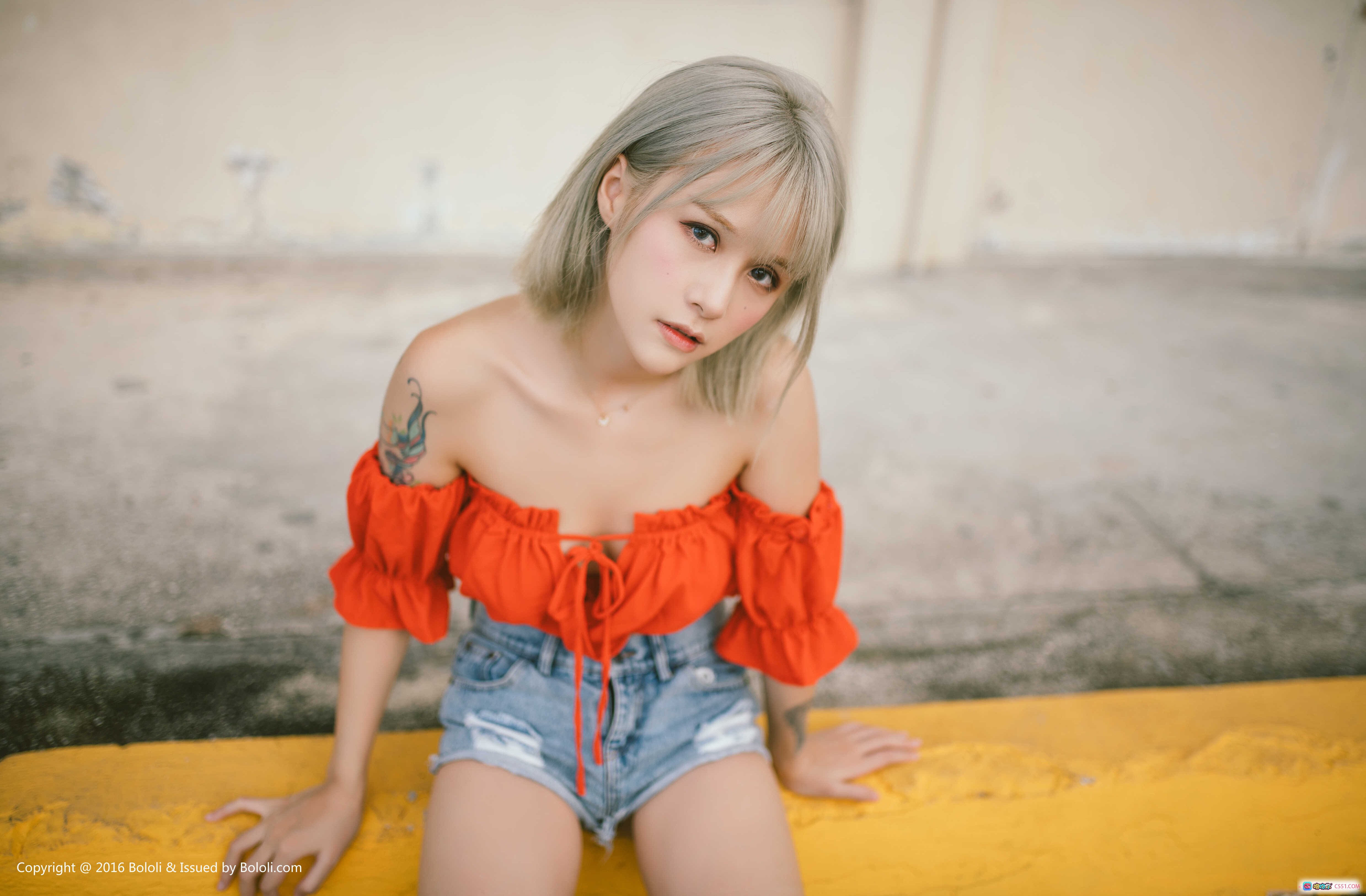 夏美酱夏日骄阳写真 | BoLoli波萝社VOL.130 | 银发少女橙色露肩上衣牛仔短裤户外拍摄 | 41P高清图集 - 就要吻