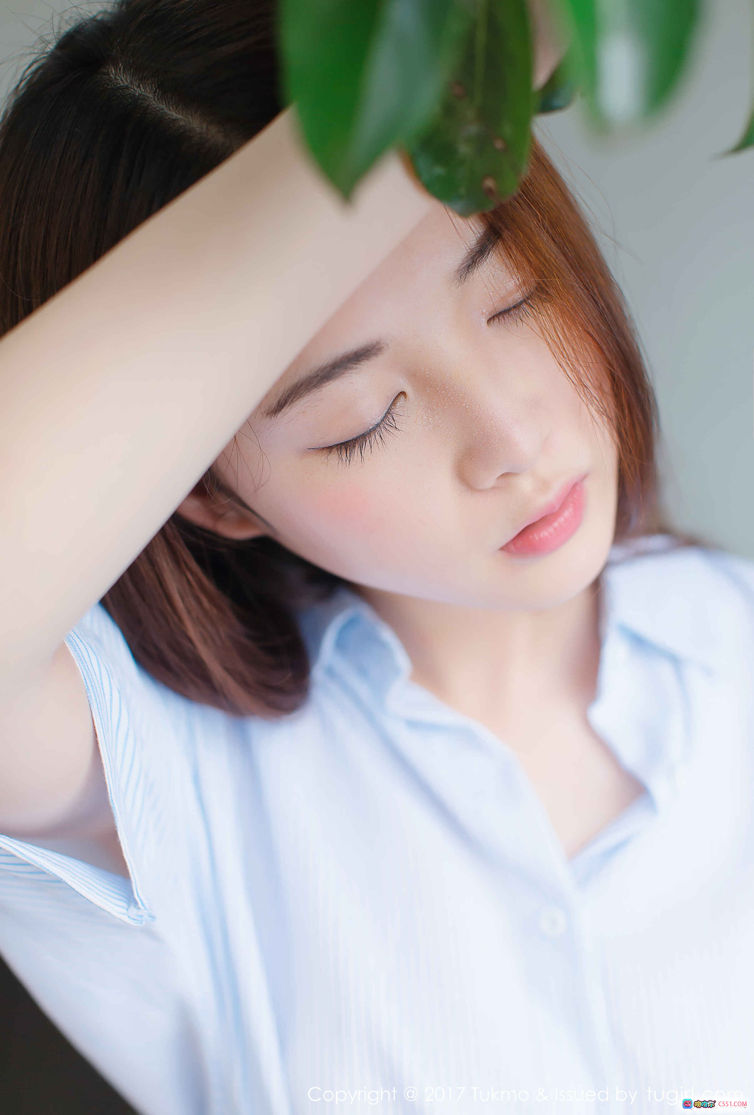 图片[9] - 清新少女户外写真：蓝白条纹裙+粉色帆布鞋，绿植小径落花相伴，自然光感文艺风摄影 - 就要吻