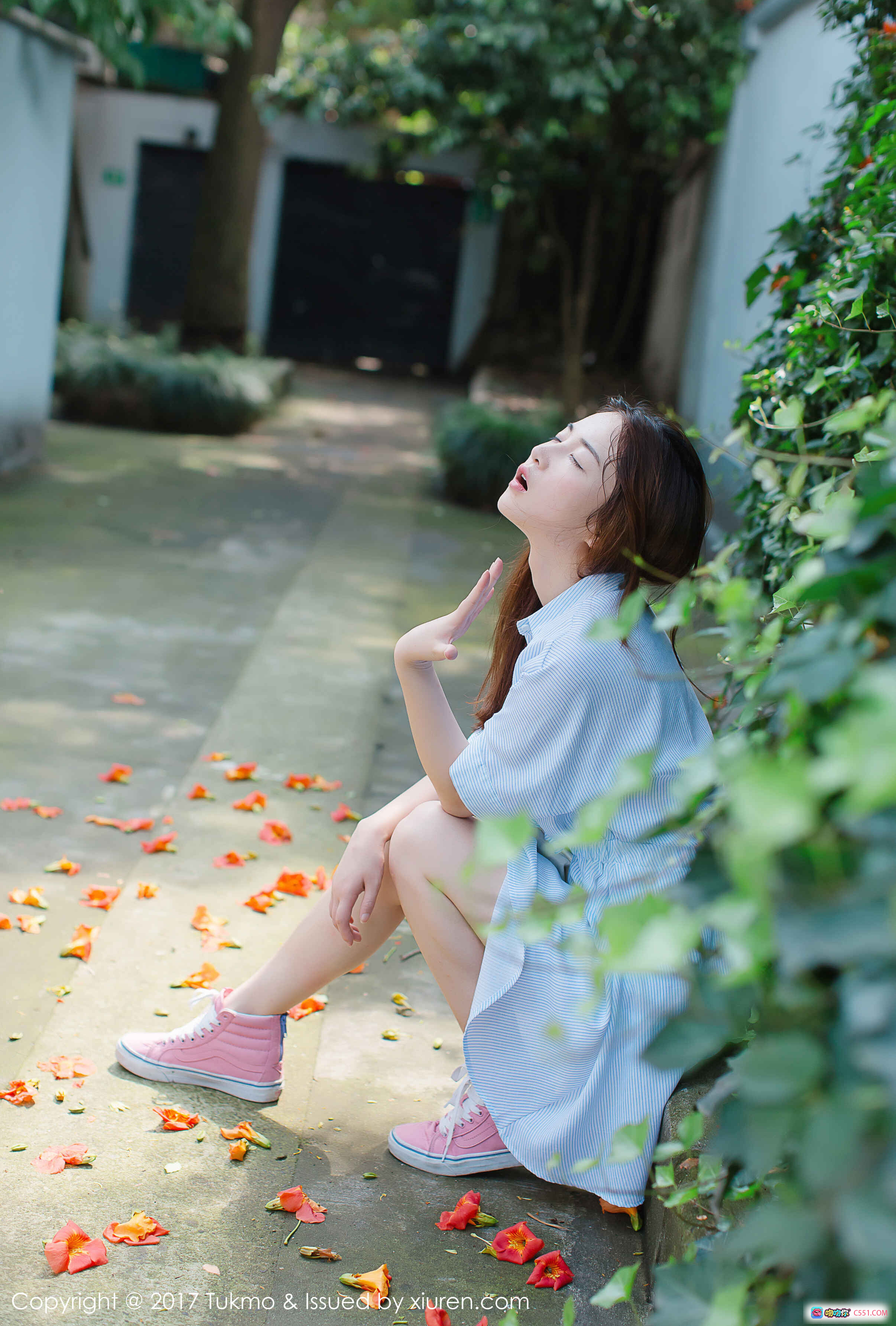 清新少女户外写真：蓝白条纹裙+粉色帆布鞋，绿植小径落花相伴，自然光感文艺风摄影 - 就要吻