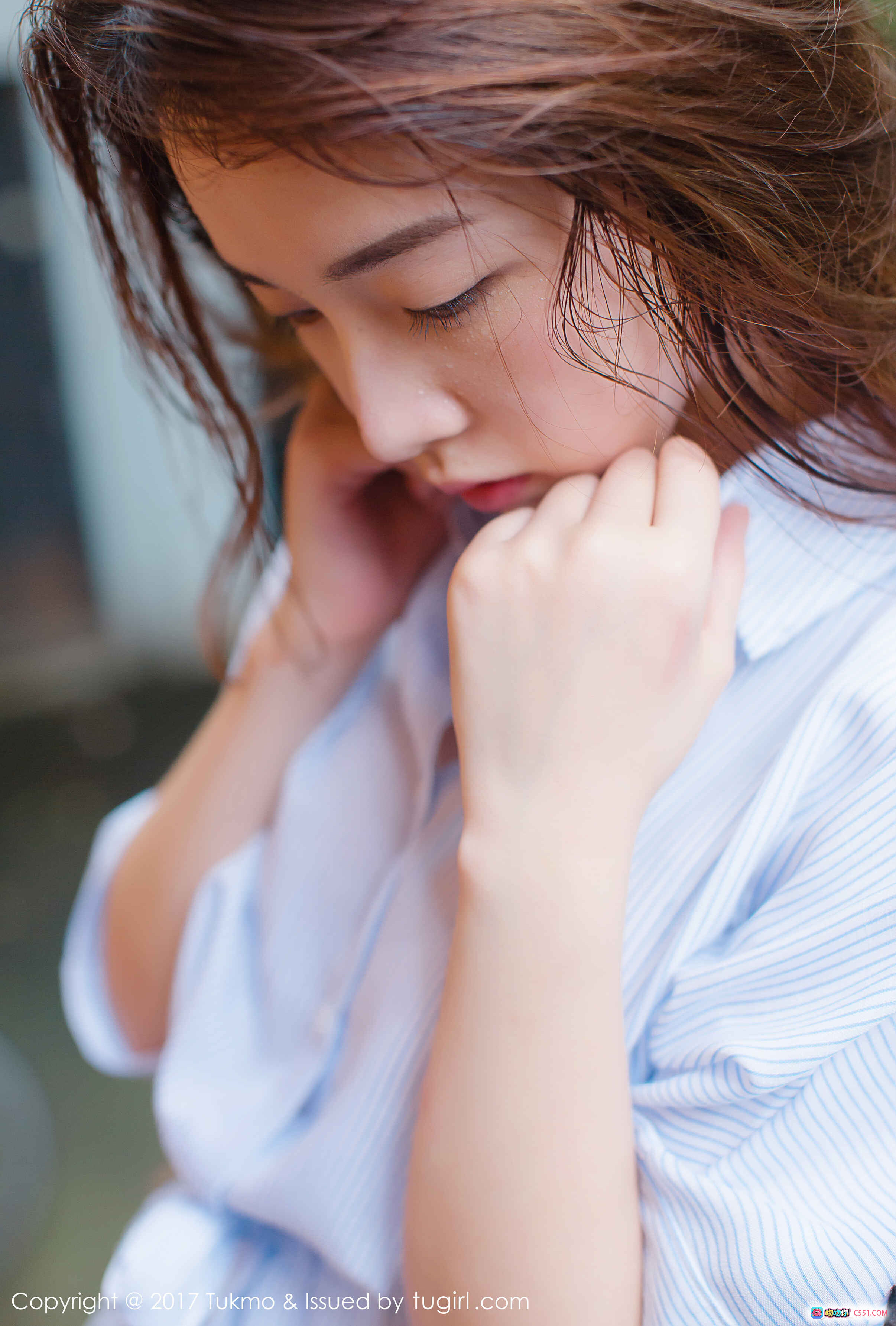 图片[3] - 清新少女户外写真：蓝白条纹裙+粉色帆布鞋，绿植小径落花相伴，自然光感文艺风摄影 - 就要吻