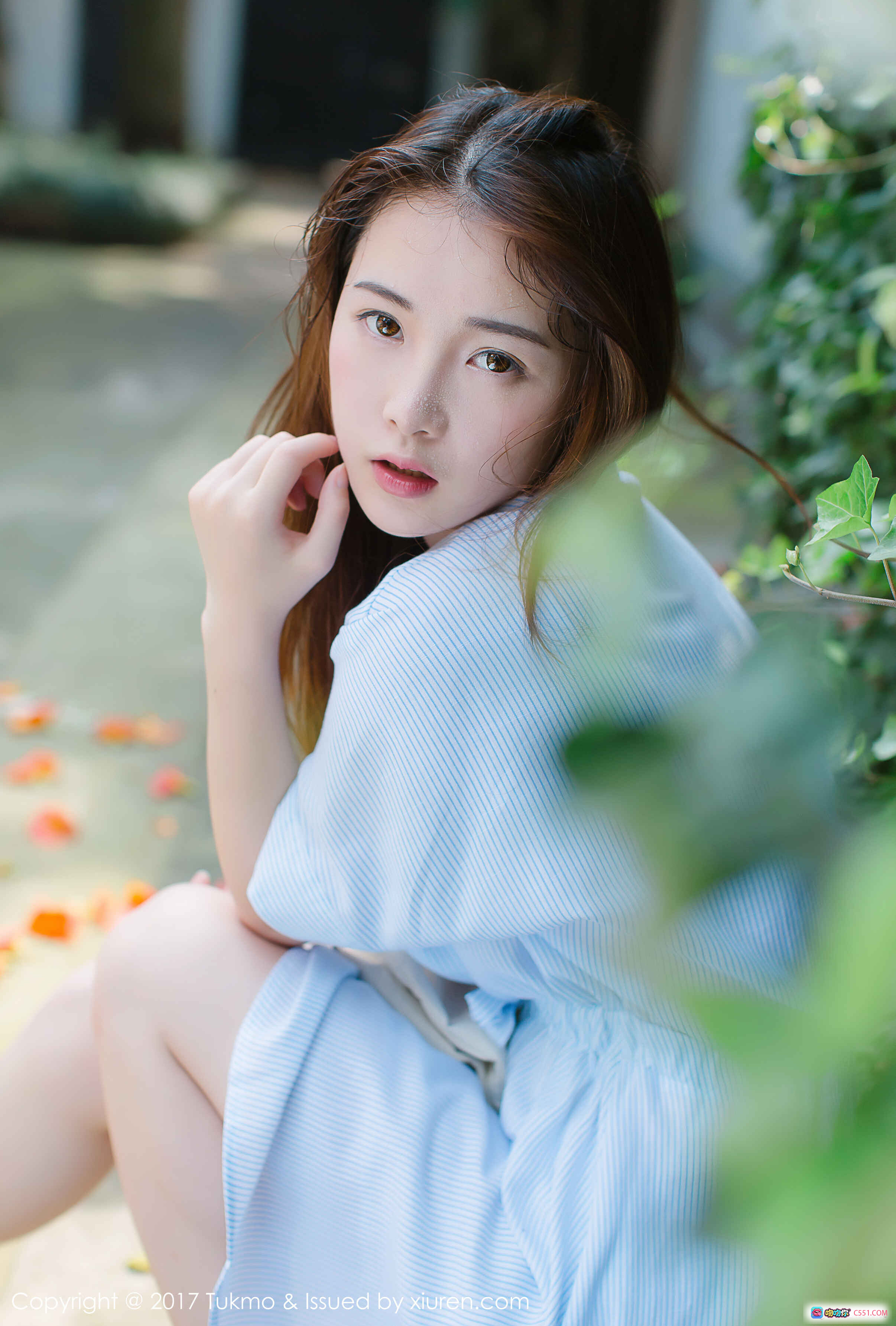 图片[5] - 清新少女户外写真：蓝白条纹裙+粉色帆布鞋，绿植小径落花相伴，自然光感文艺风摄影 - 就要吻