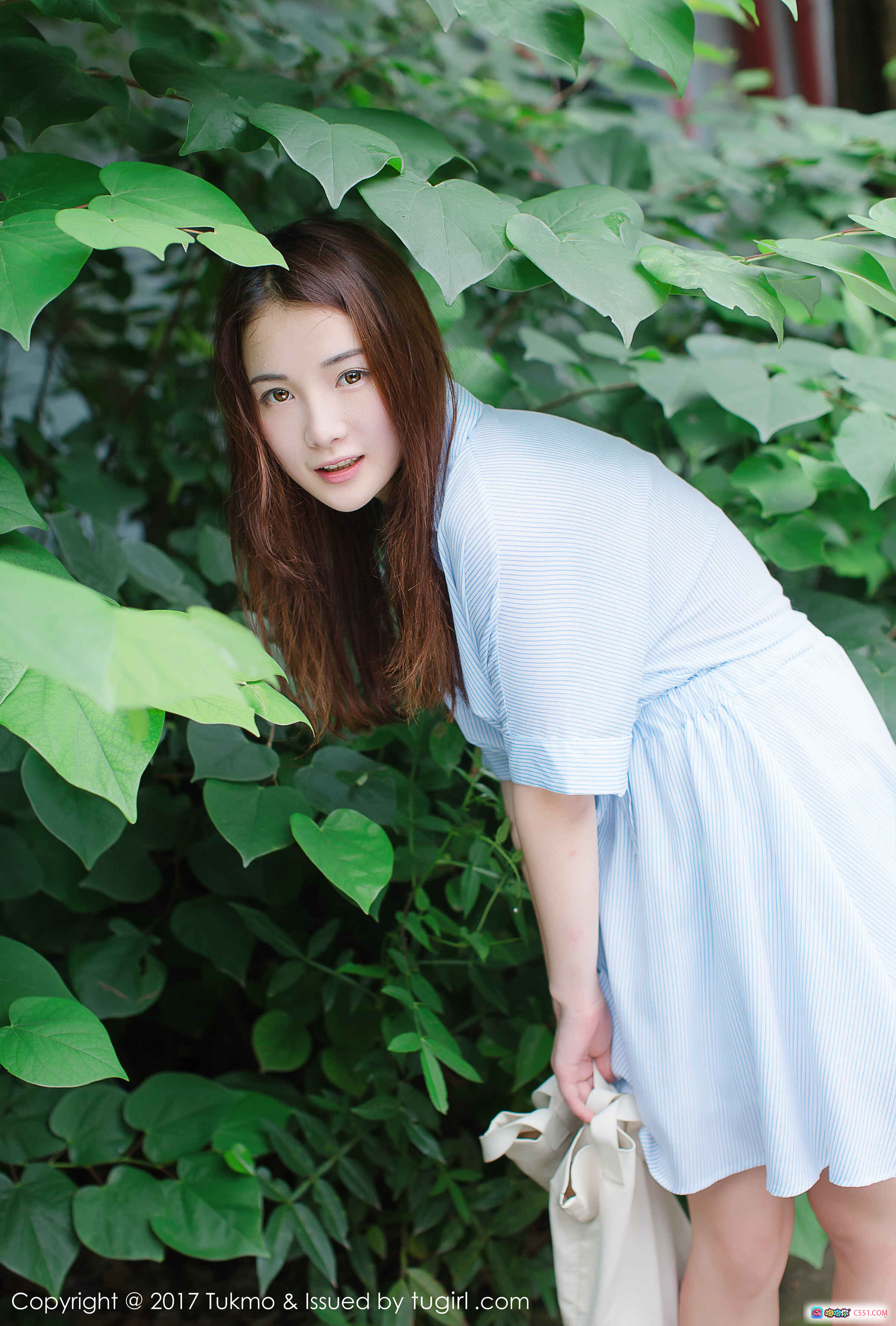 图片[4] - 清新少女户外写真：蓝白条纹裙+粉色帆布鞋，绿植小径落花相伴，自然光感文艺风摄影 - 就要吻