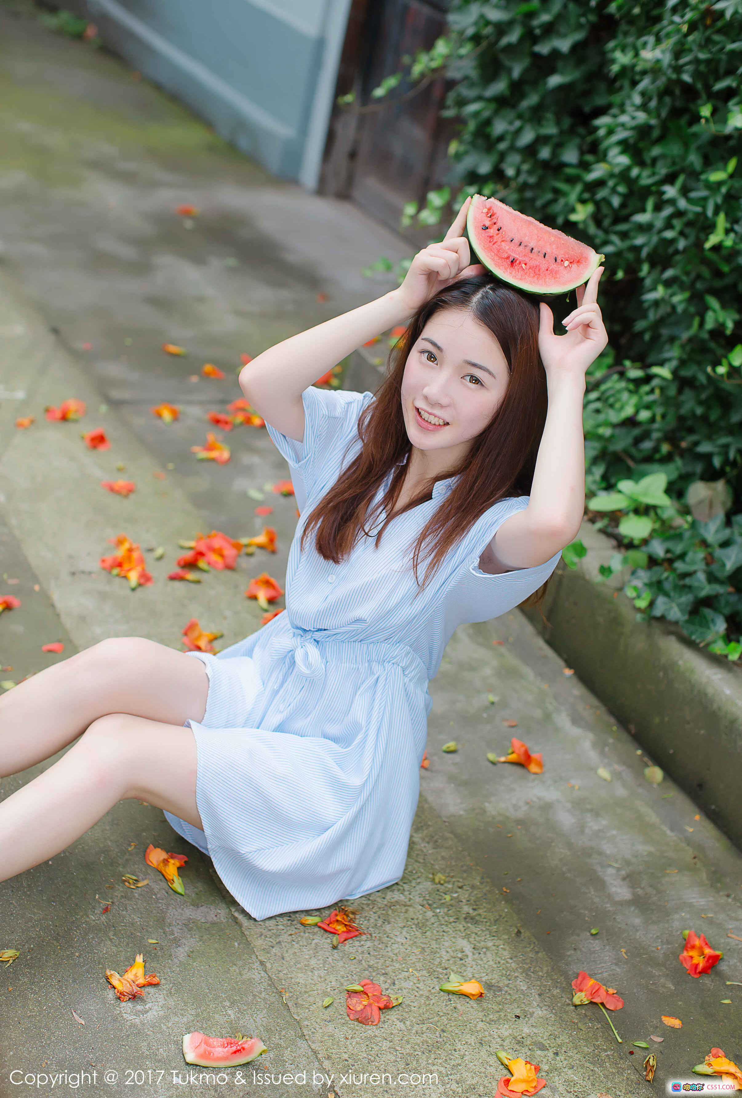 图片[8] - 清新少女户外写真：蓝白条纹裙+粉色帆布鞋，绿植小径落花相伴，自然光感文艺风摄影 - 就要吻