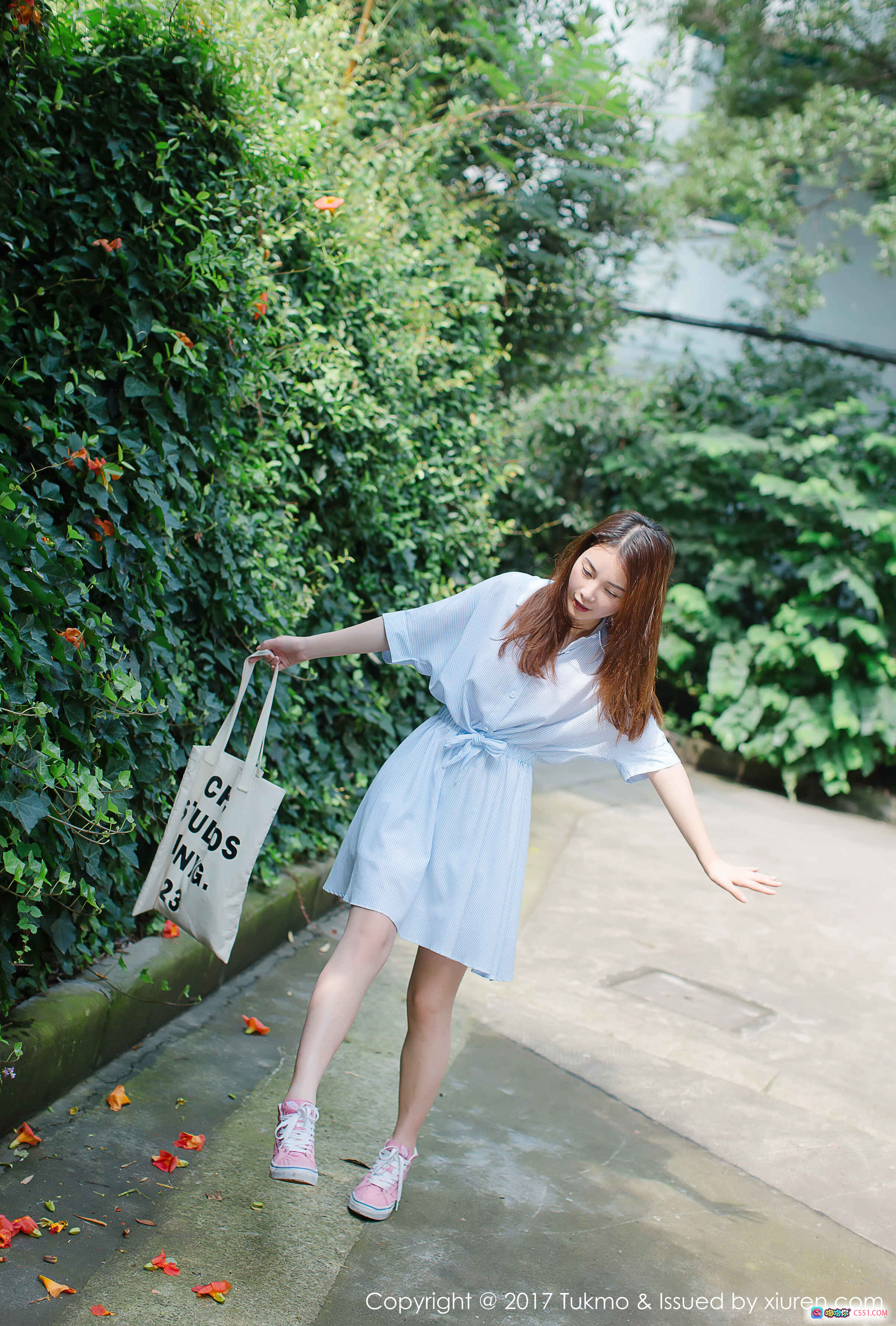 图片[6] - 清新少女户外写真：蓝白条纹裙+粉色帆布鞋，绿植小径落花相伴，自然光感文艺风摄影 - 就要吻