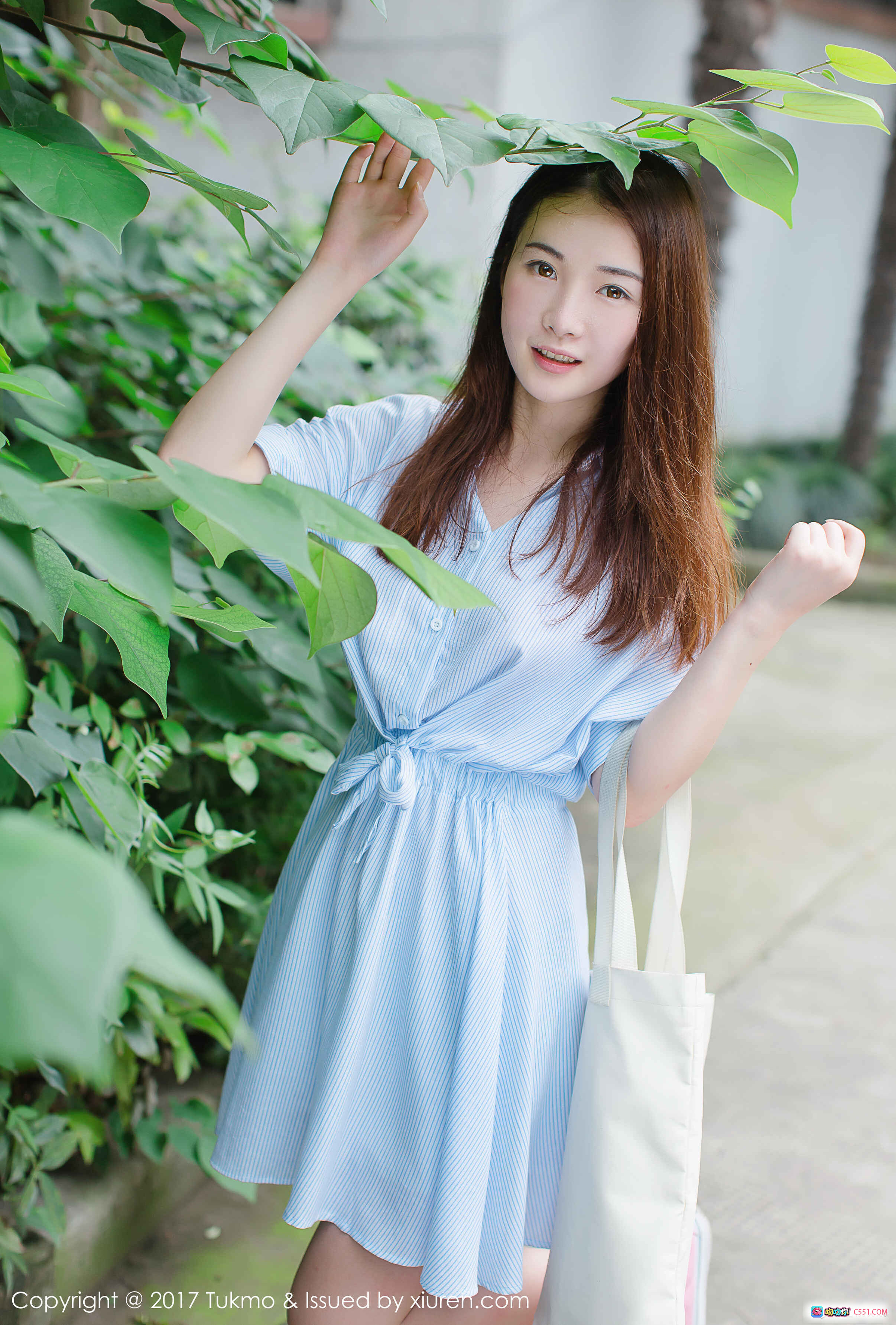 图片[7] - 清新少女户外写真：蓝白条纹裙+粉色帆布鞋，绿植小径落花相伴，自然光感文艺风摄影 - 就要吻