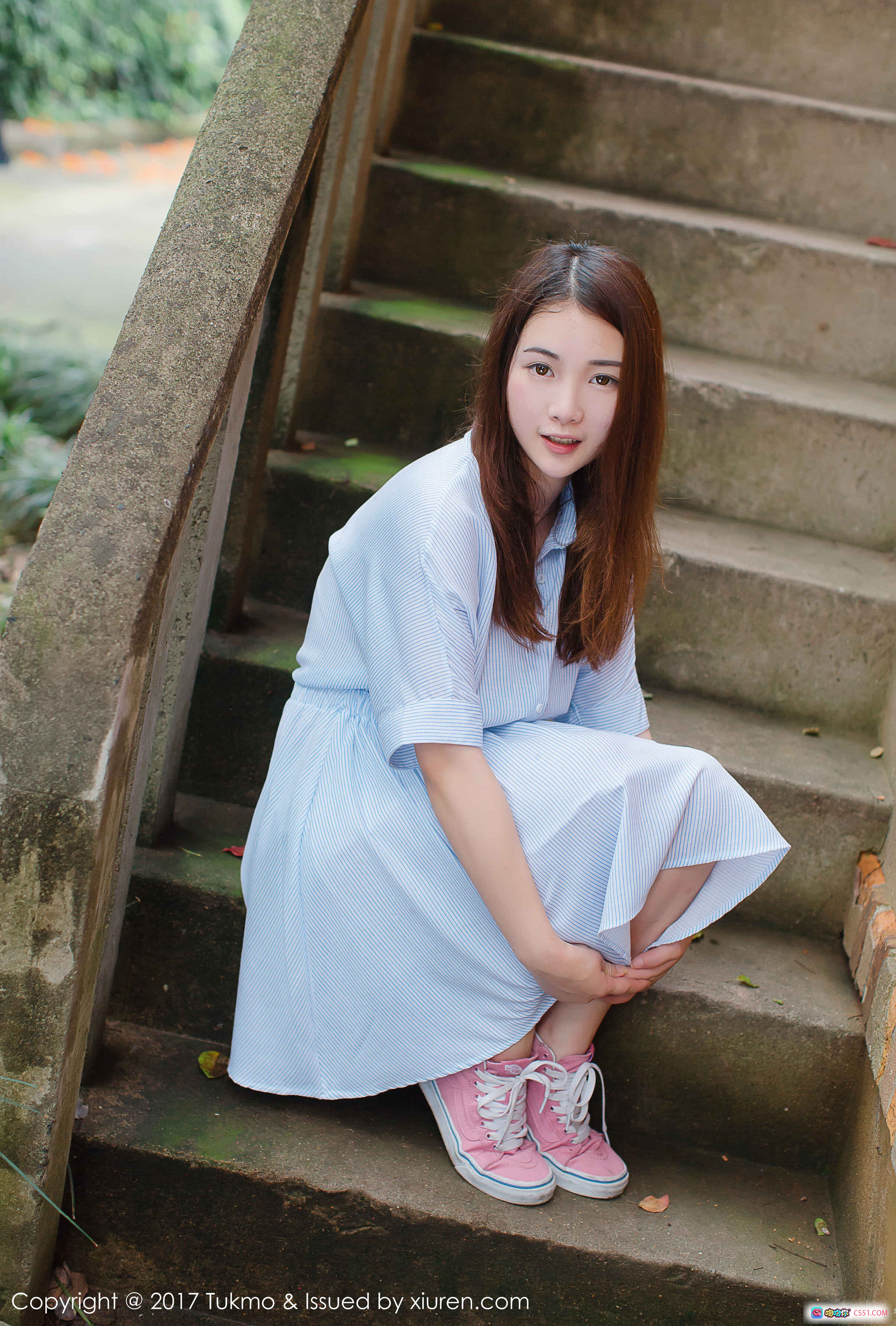 图片[2] - 清新少女户外写真：蓝白条纹裙+粉色帆布鞋，绿植小径落花相伴，自然光感文艺风摄影 - 就要吻