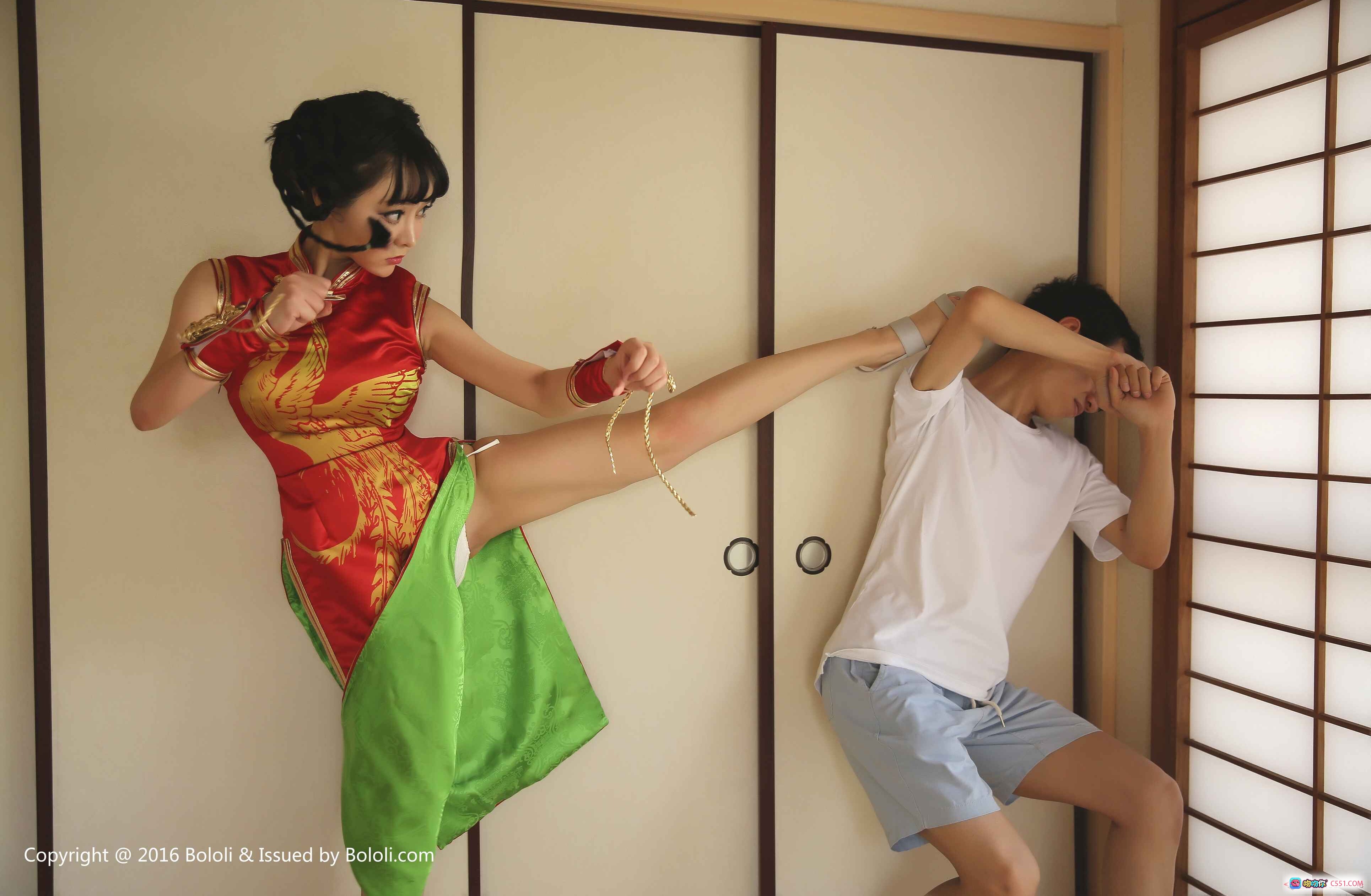 柳侑绮旗袍高踢腿写真 | BoLoli波萝社VOL.078 | 红金刺绣旗袍+绿色开衩 | 日式和室场景 | 动感格斗姿势 | 2017年7月3日发布 - 就要吻