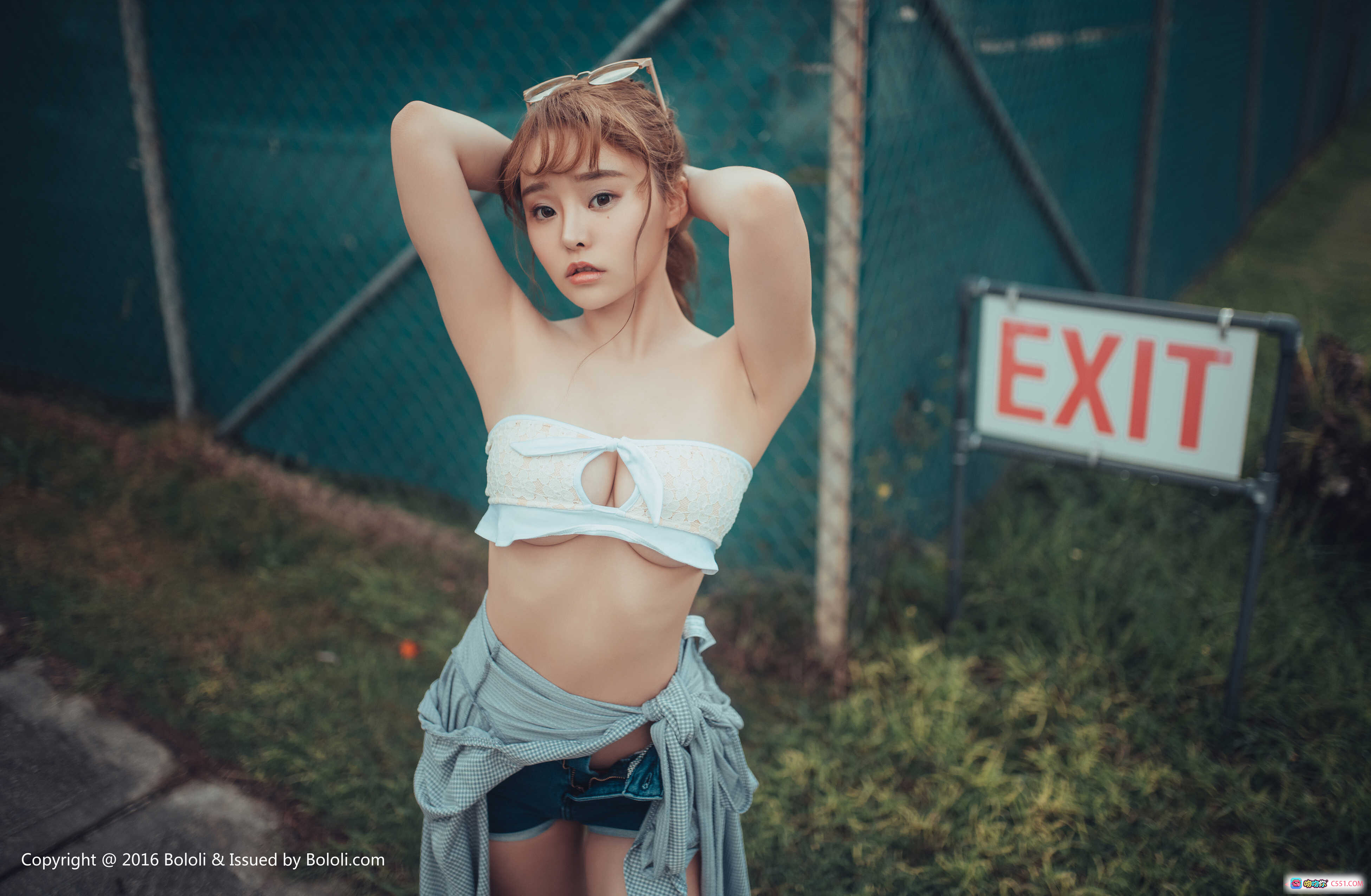 柳侑绮性感写真 | BoLoli波萝社VOL.129 | 白色抹胸+牛仔短裤 | 户外绿网背景 | EXIT标志点缀 | 2017年11月30日发布 - 就要吻