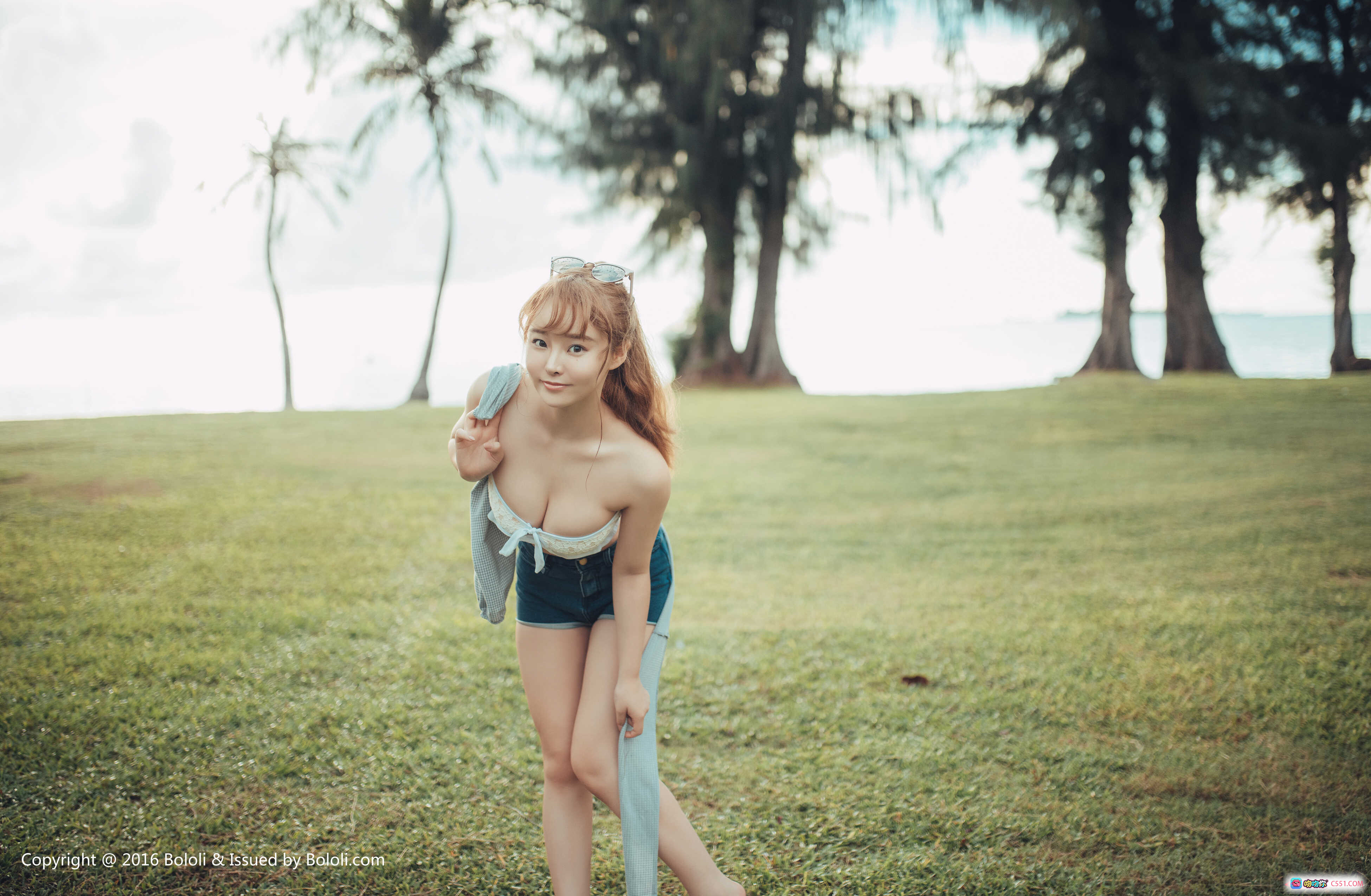 图片[2] - 柳侑绮性感写真 | BoLoli波萝社VOL.129 | 白色抹胸+牛仔短裤 | 户外绿网背景 | EXIT标志点缀 | 2017年11月30日发布 - 就要吻