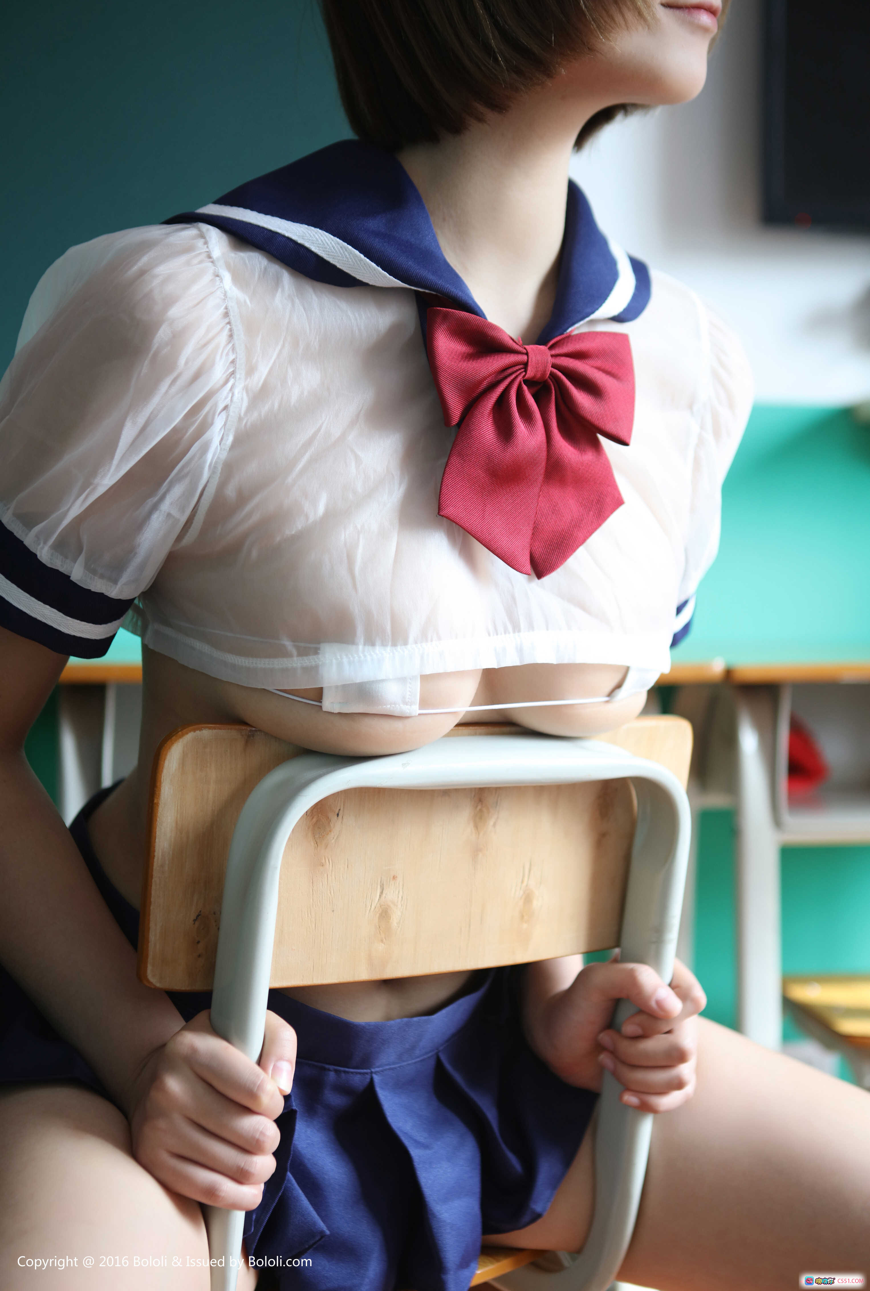 图片[8] - BoLoli波萝社VOL.061黑黑校服少女写真 透明上衣红领结木椅姿势 25P高清图集 - 就要吻