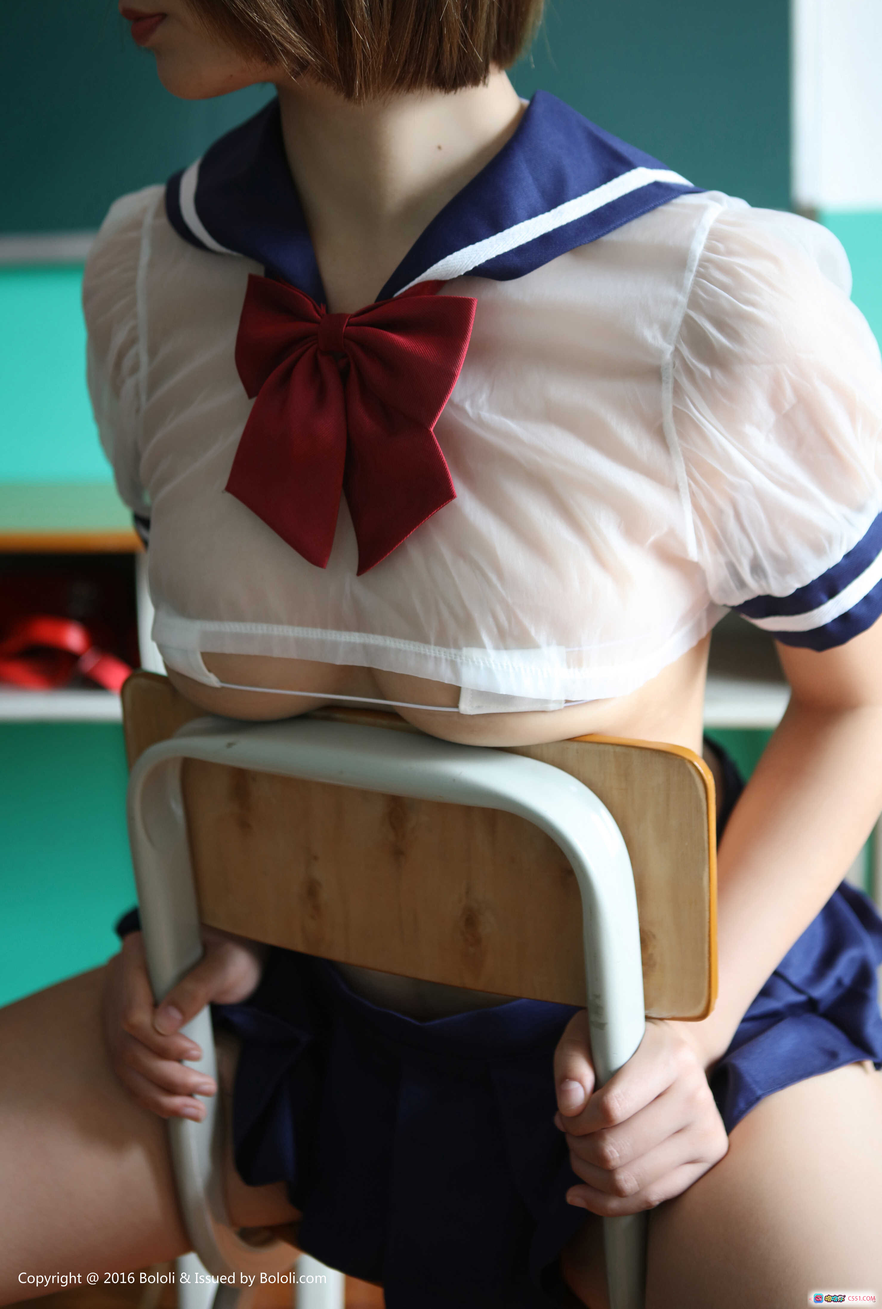 图片[7] - BoLoli波萝社VOL.061黑黑校服少女写真 透明上衣红领结木椅姿势 25P高清图集 - 就要吻