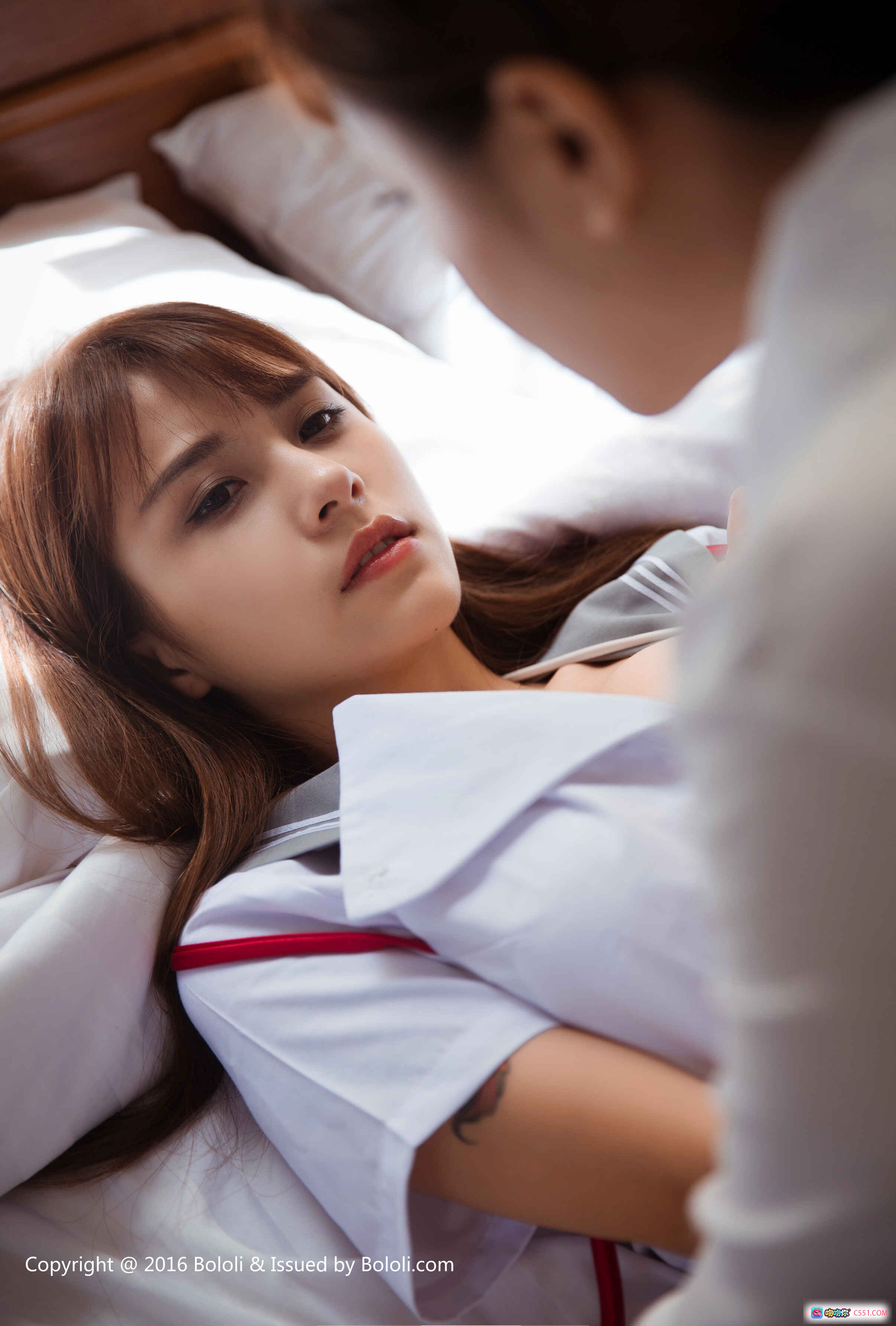 图片[2] - 夏美酱白衬衫黑短裙床上互动写真 | BoLoli波萝社VOL.024高清私房图集 - 就要吻