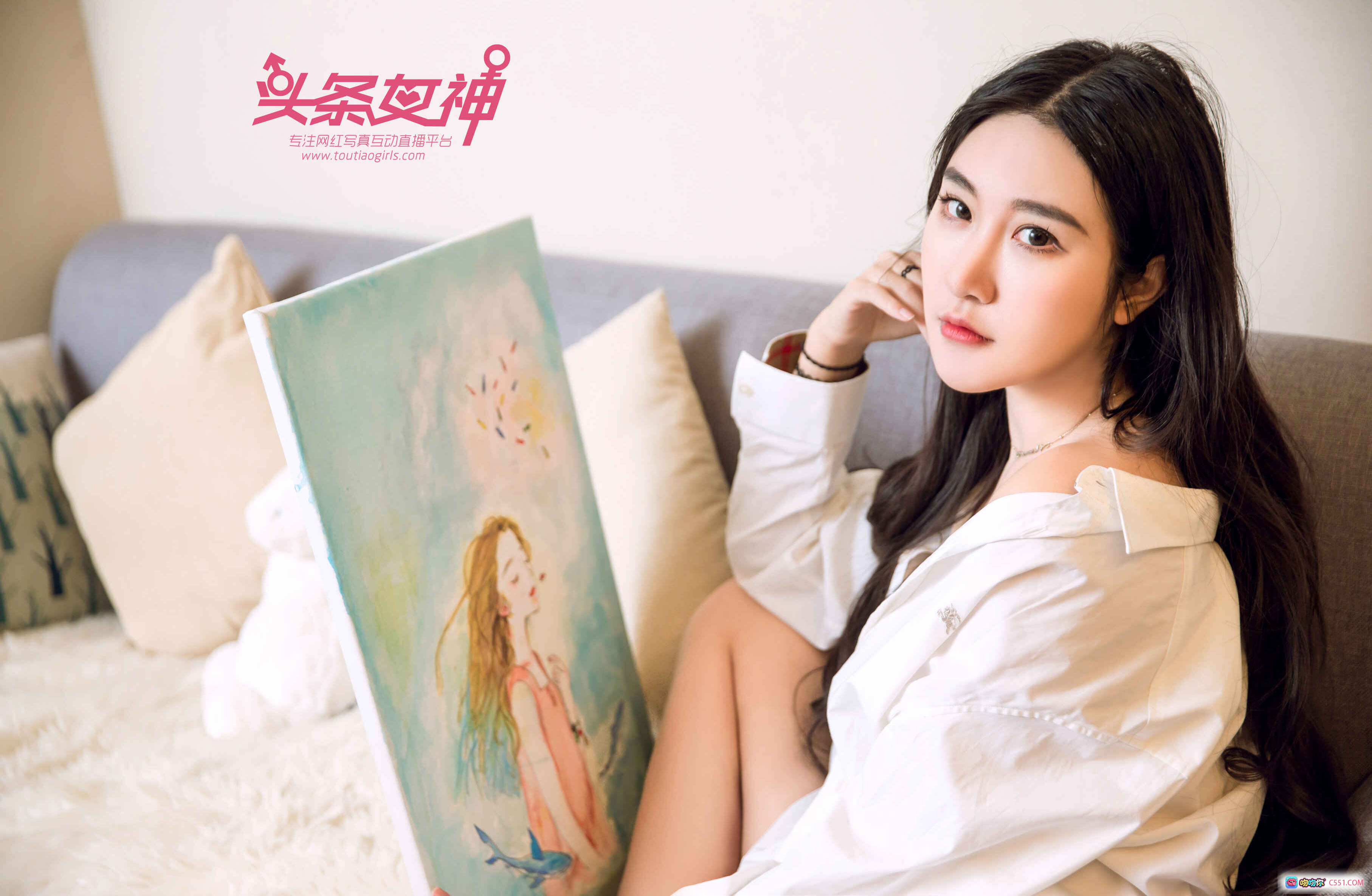 图片[10] - 头条女神七姑娘画中少女写真 白衬衫黑短裤沙发美腿性感私房照 - 就要吻