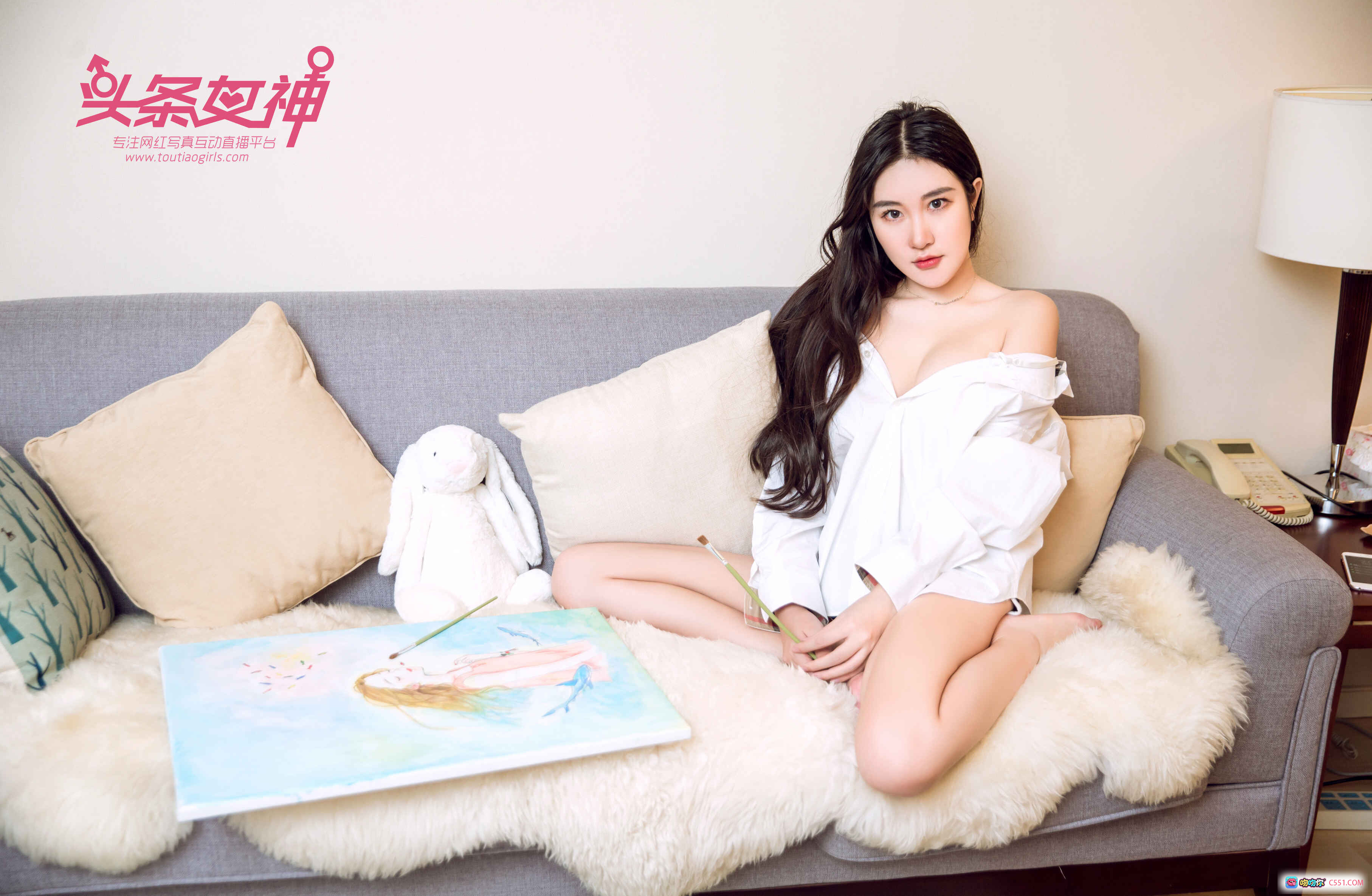 图片[9] - 头条女神七姑娘画中少女写真 白衬衫黑短裤沙发美腿性感私房照 - 就要吻