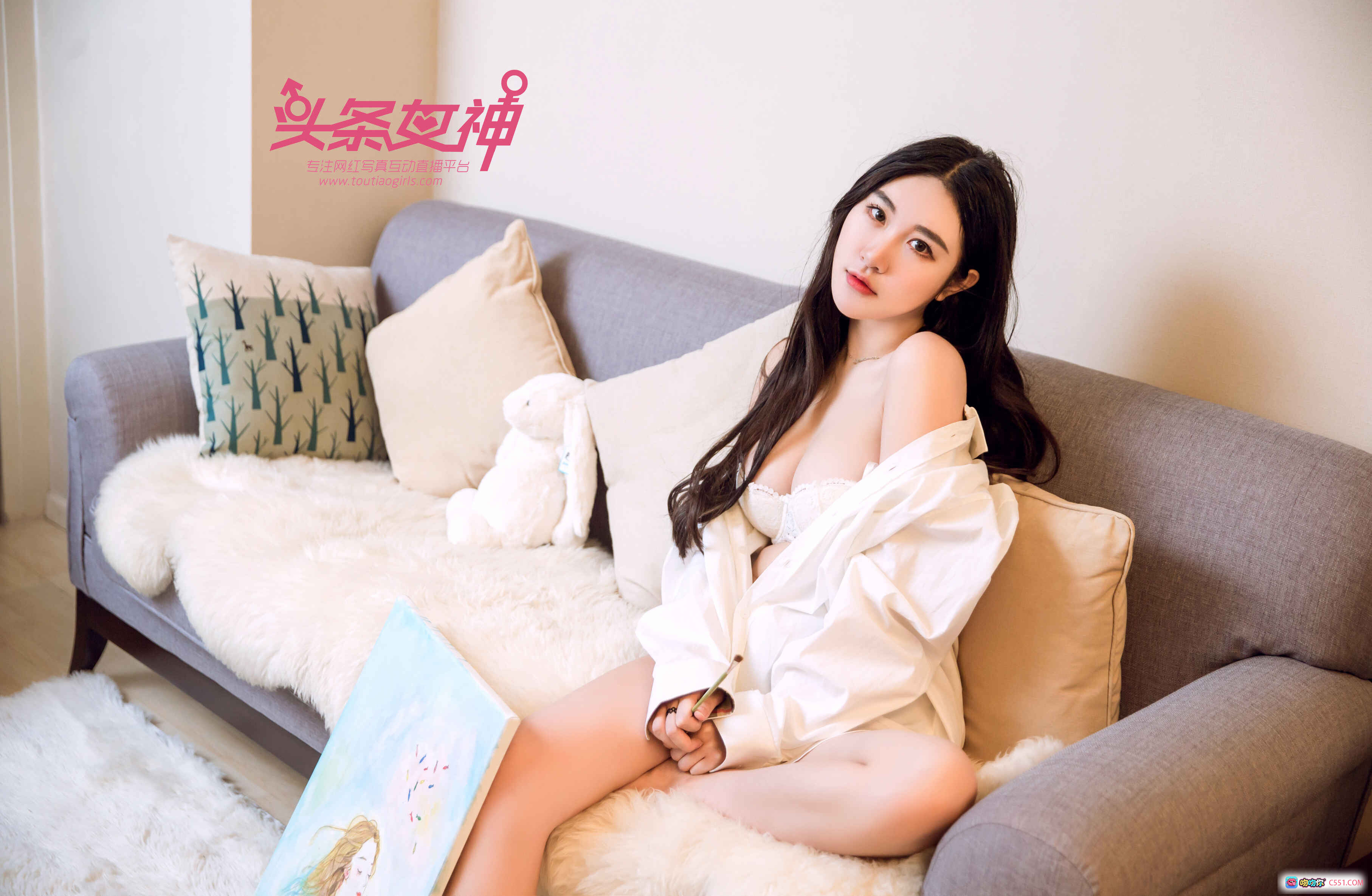 图片[5] - 头条女神七姑娘画中少女写真 白衬衫黑短裤沙发美腿性感私房照 - 就要吻