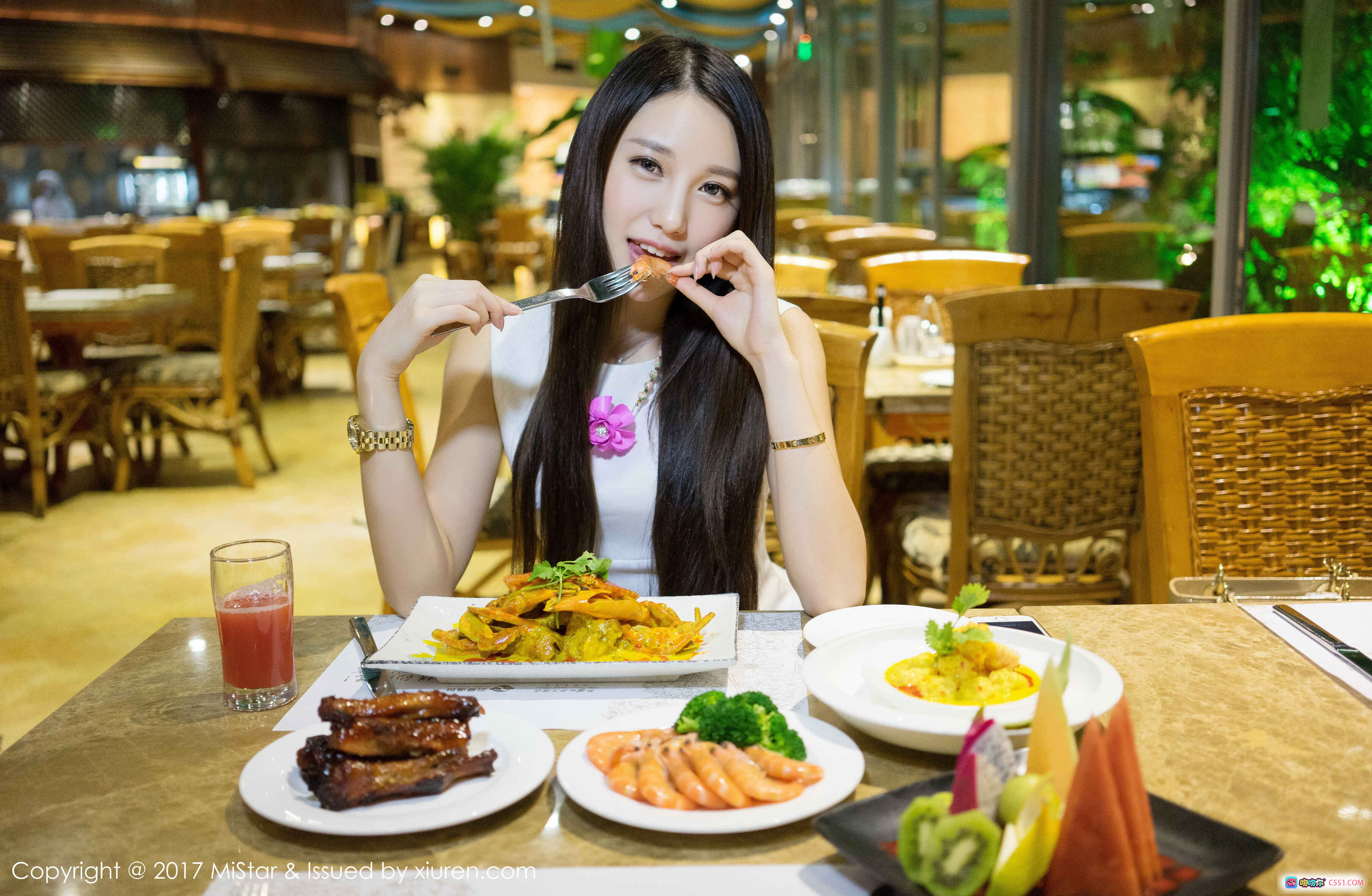 图片[2] - 刘奕宁Lynn优雅写真 | MiStar2017 Vol.173 | 浅蓝吊带裙+草帽少女风 | 高清室内复古风摄影 - 就要吻