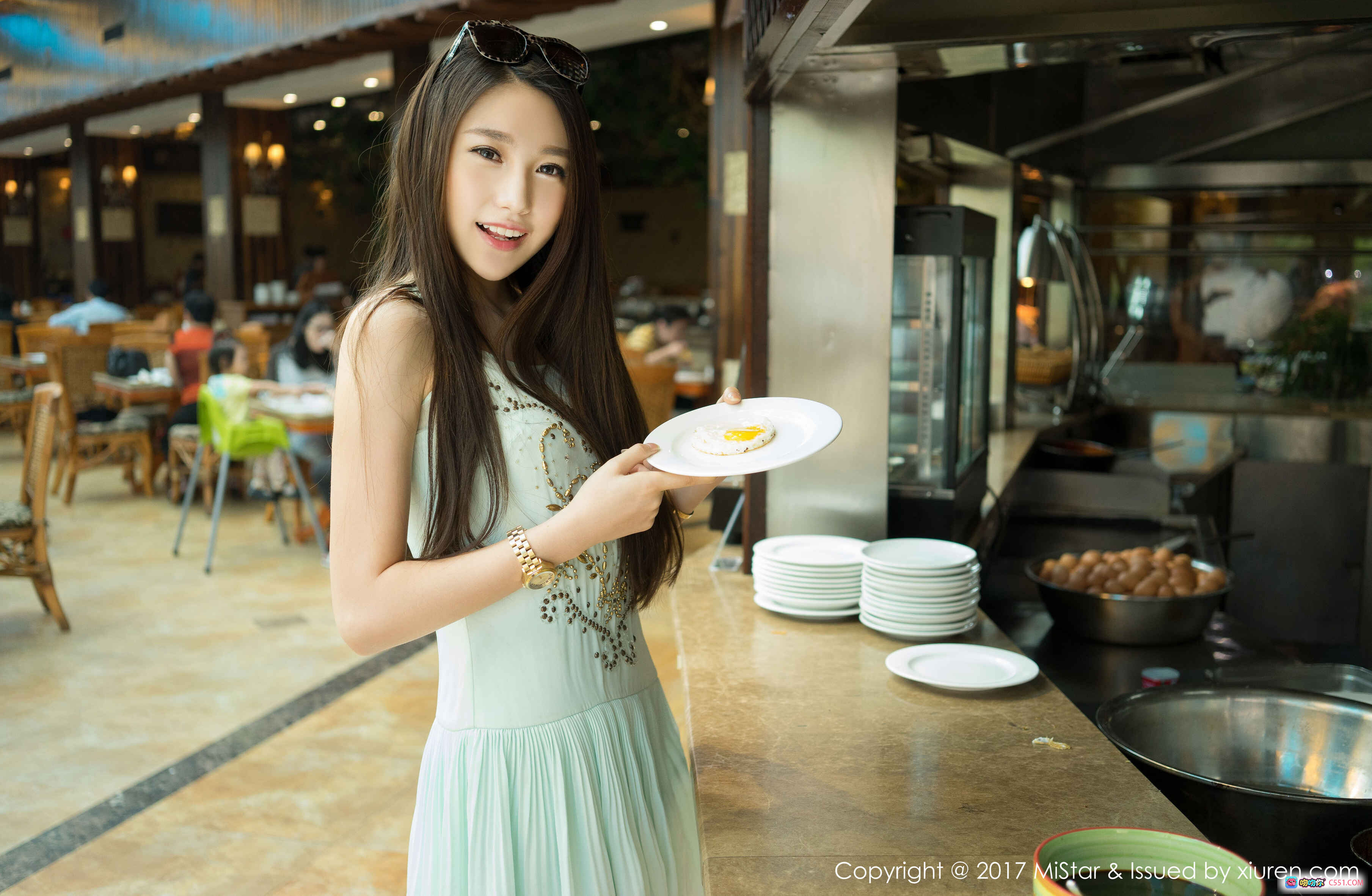 图片[5] - 刘奕宁Lynn优雅写真 | MiStar2017 Vol.173 | 浅蓝吊带裙+草帽少女风 | 高清室内复古风摄影 - 就要吻