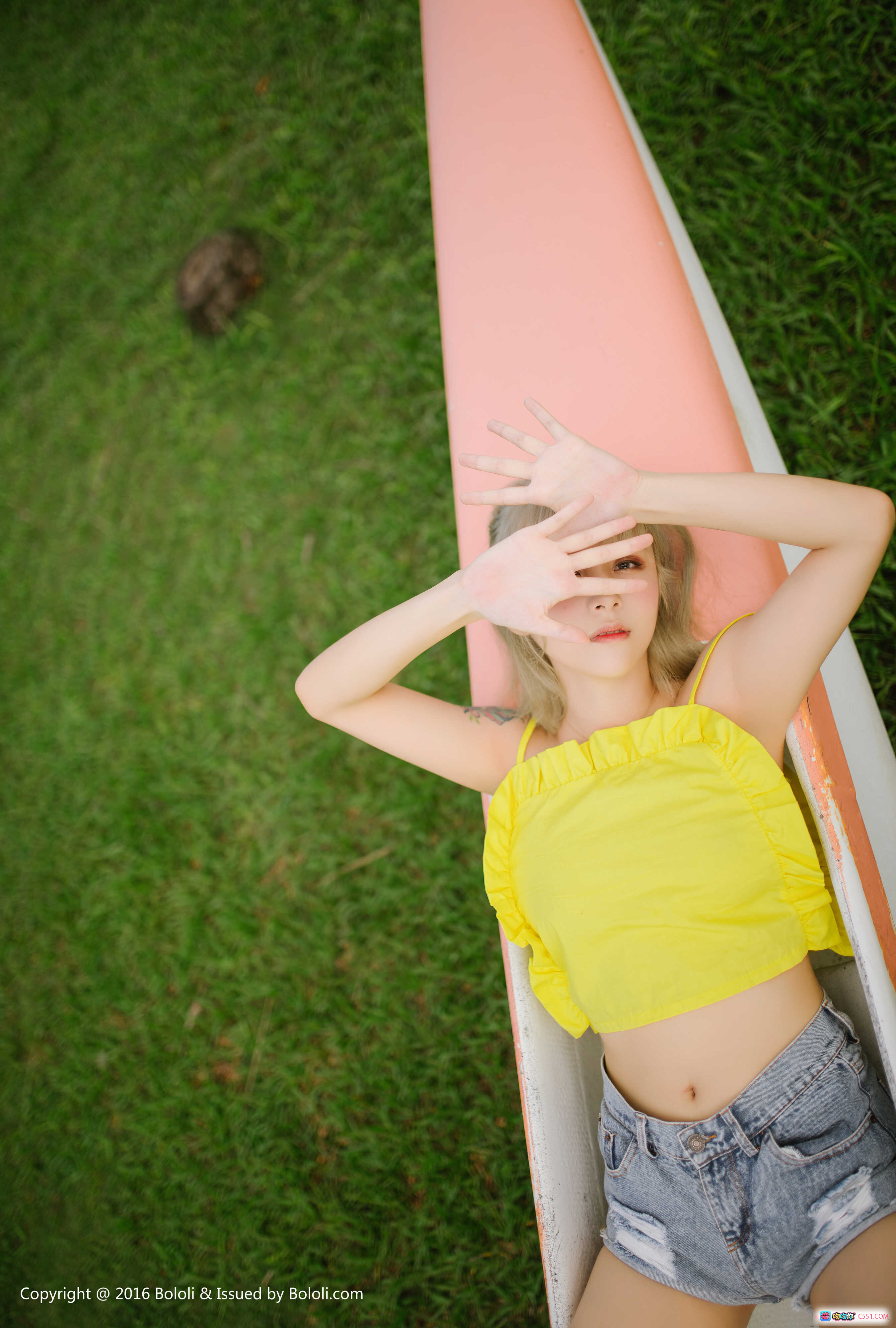 夏美酱户外草地写真 | 黄色露脐上衣+破洞牛仔短裤 | 粉色滑梯摆拍 | BoLoli波萝社VOL.127高清图集 - 就要吻