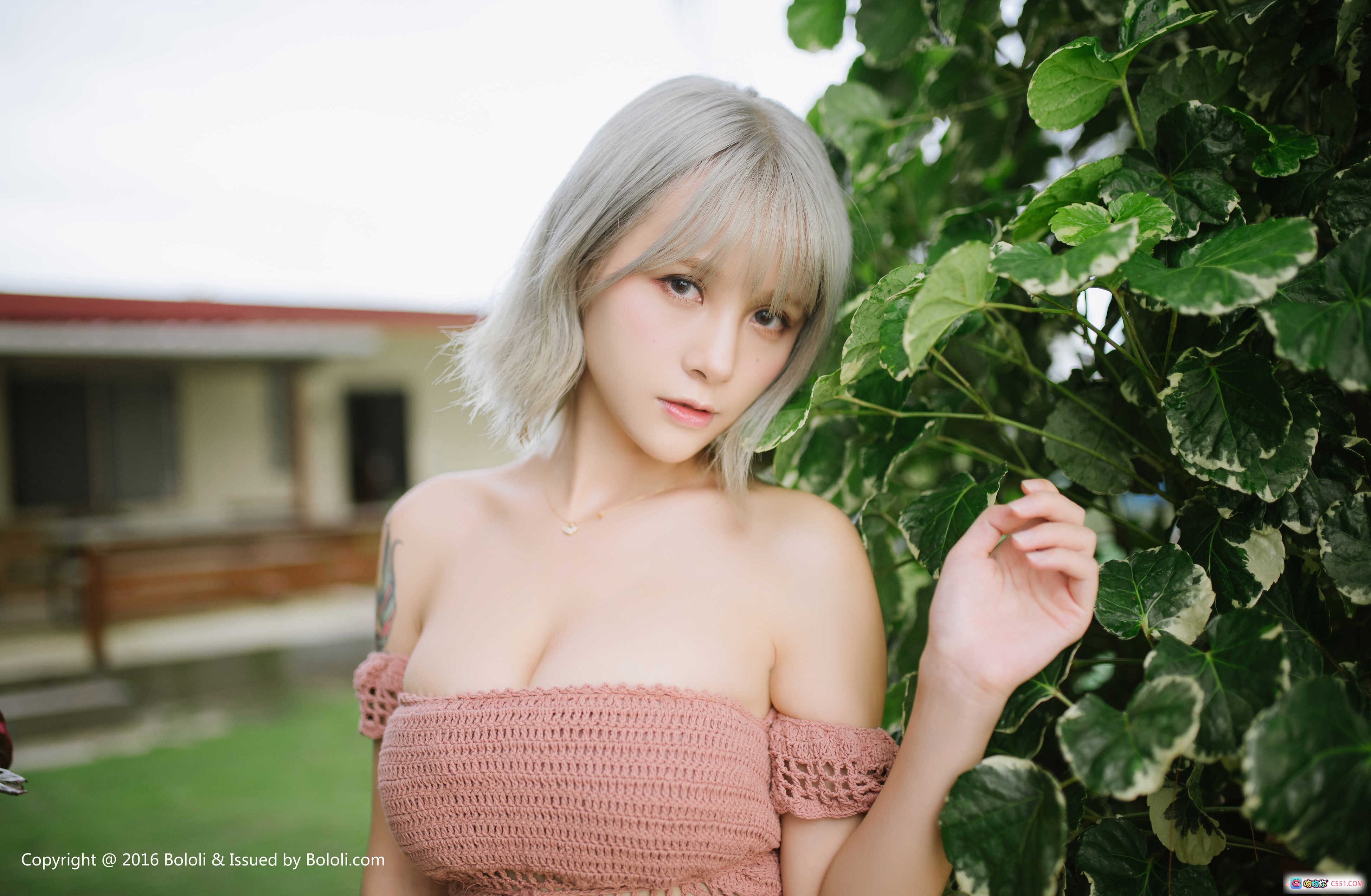 图片[9] - 夏美酱户外草地写真 | 黄色露脐上衣+破洞牛仔短裤 | 粉色滑梯摆拍 | BoLoli波萝社VOL.127高清图集 - 就要吻