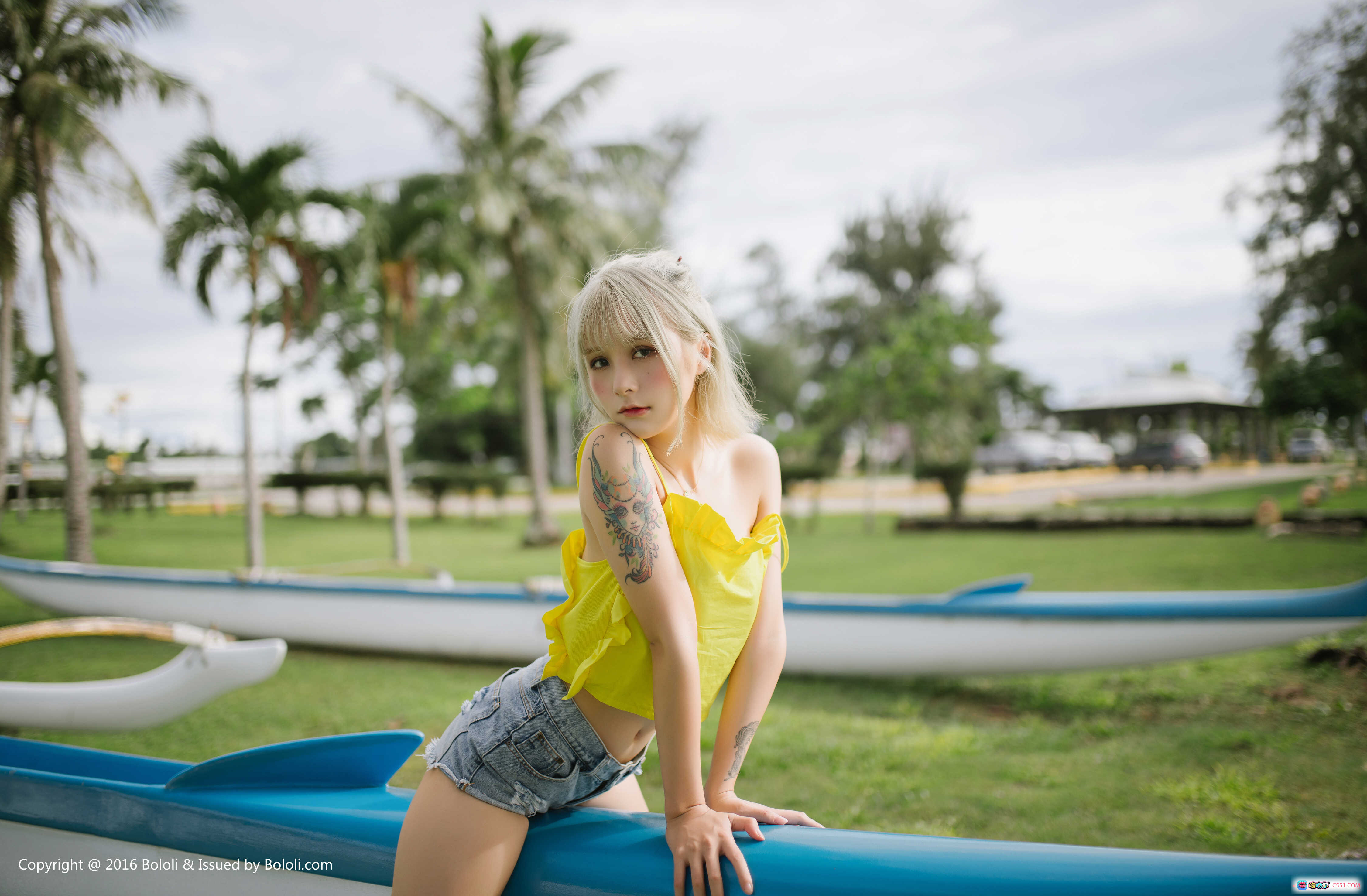 图片[7] - 夏美酱户外草地写真 | 黄色露脐上衣+破洞牛仔短裤 | 粉色滑梯摆拍 | BoLoli波萝社VOL.127高清图集 - 就要吻