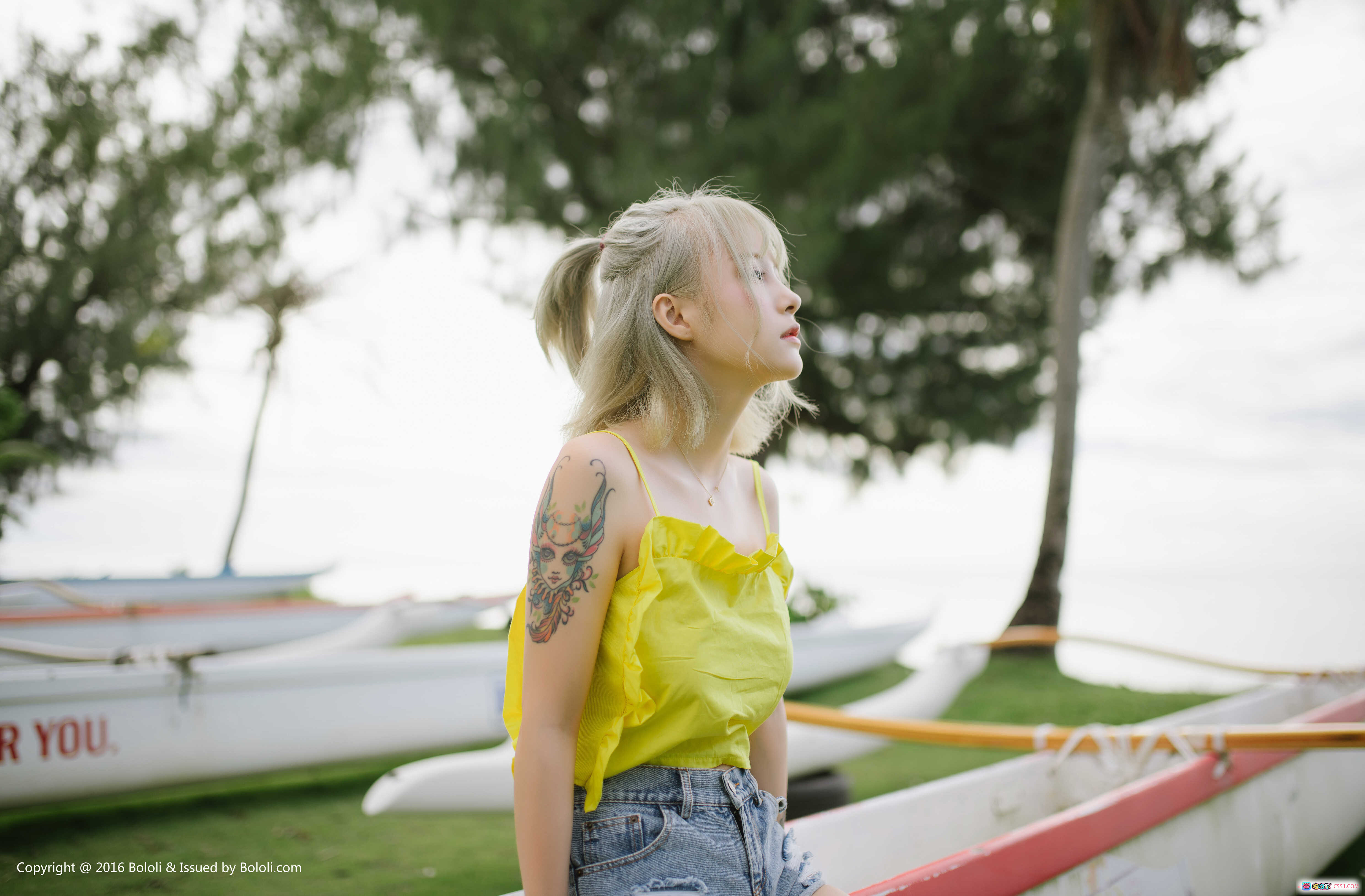 图片[4] - 夏美酱户外草地写真 | 黄色露脐上衣+破洞牛仔短裤 | 粉色滑梯摆拍 | BoLoli波萝社VOL.127高清图集 - 就要吻