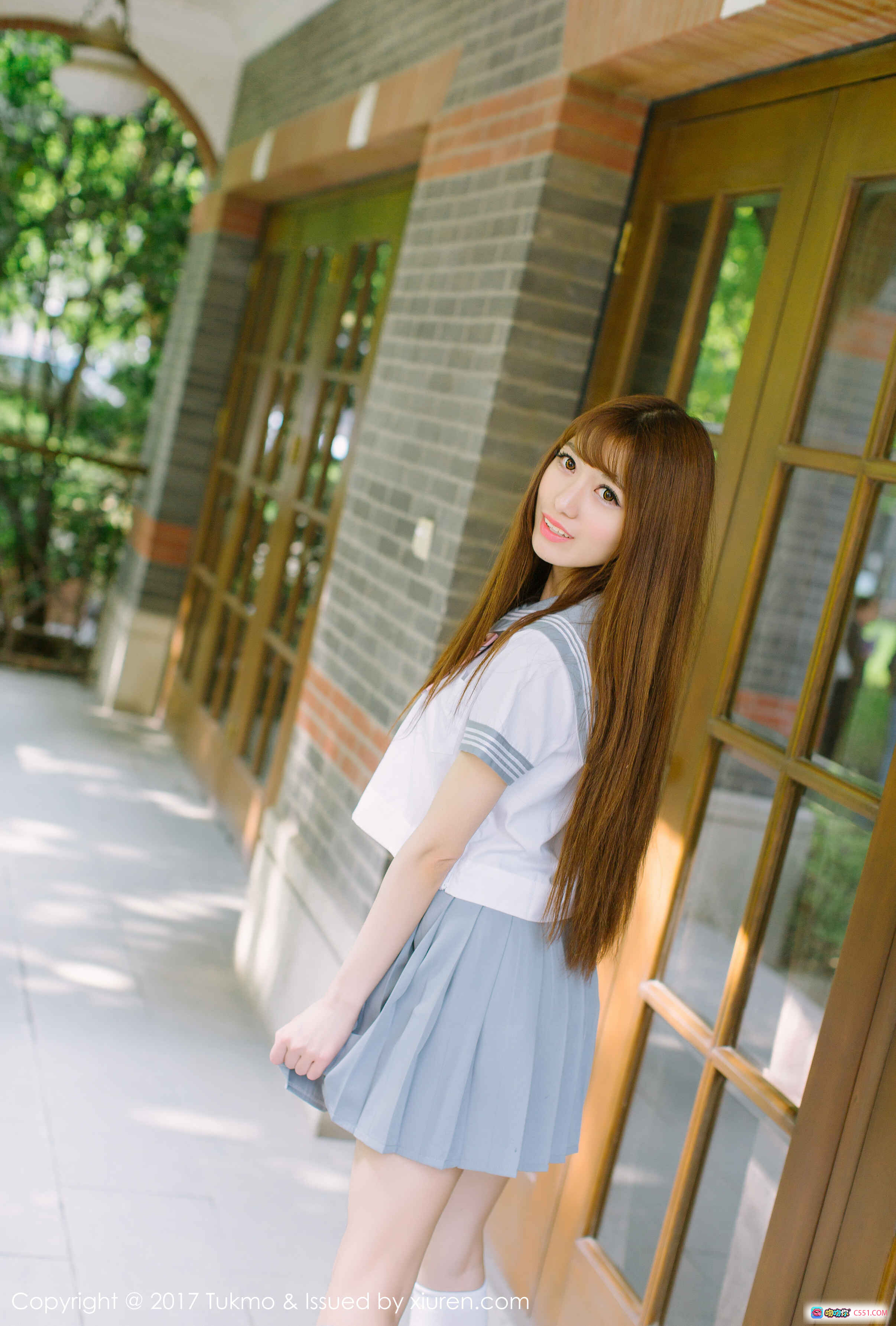 图片[2] - 赵乃莹日系校服写真 | 清新少女倚树微笑 | 白袜黑鞋校园风 | Tukmo 2017 VOL.094 高清美图 - 就要吻