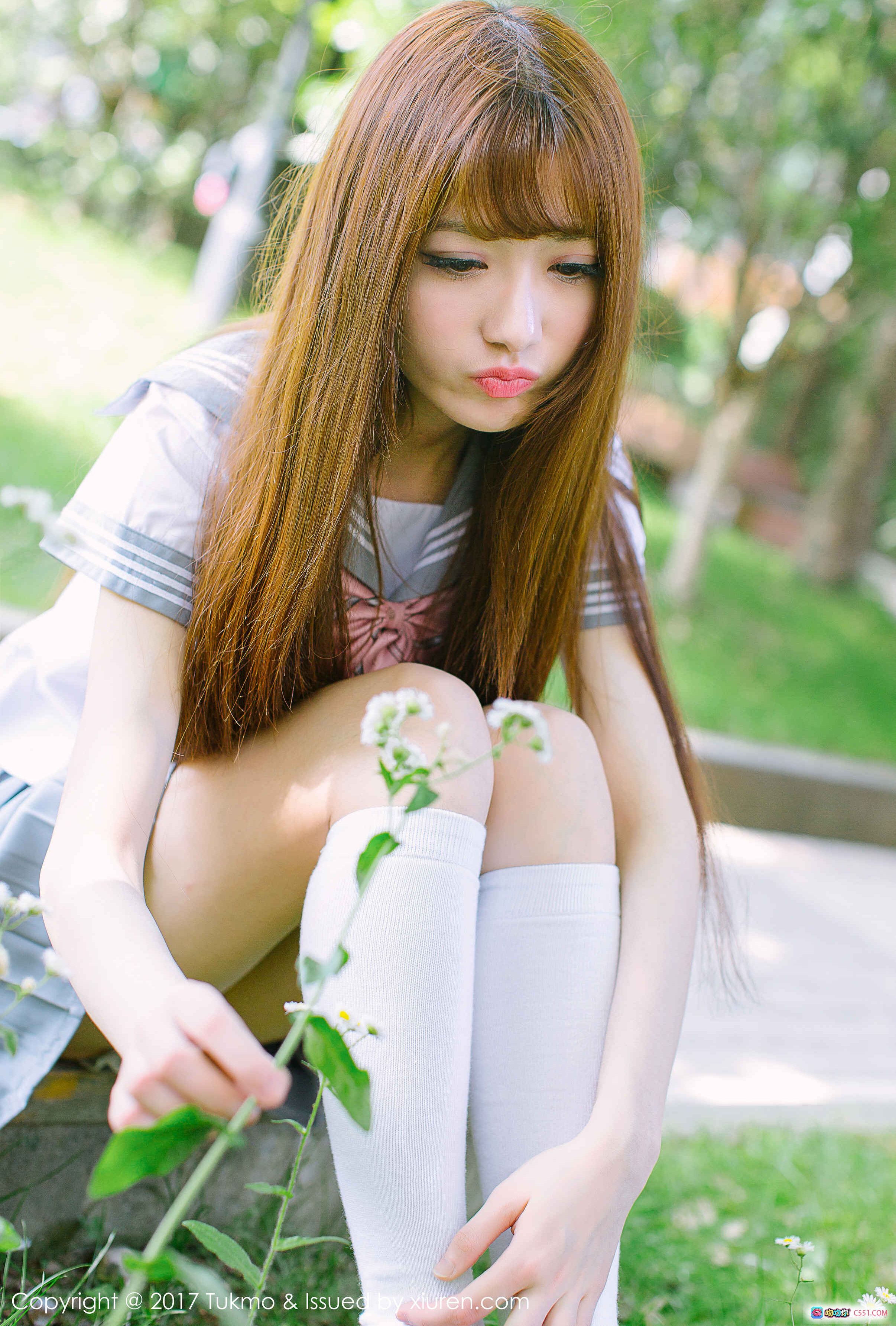 图片[6] - 赵乃莹日系校服写真 | 清新少女倚树微笑 | 白袜黑鞋校园风 | Tukmo 2017 VOL.094 高清美图 - 就要吻