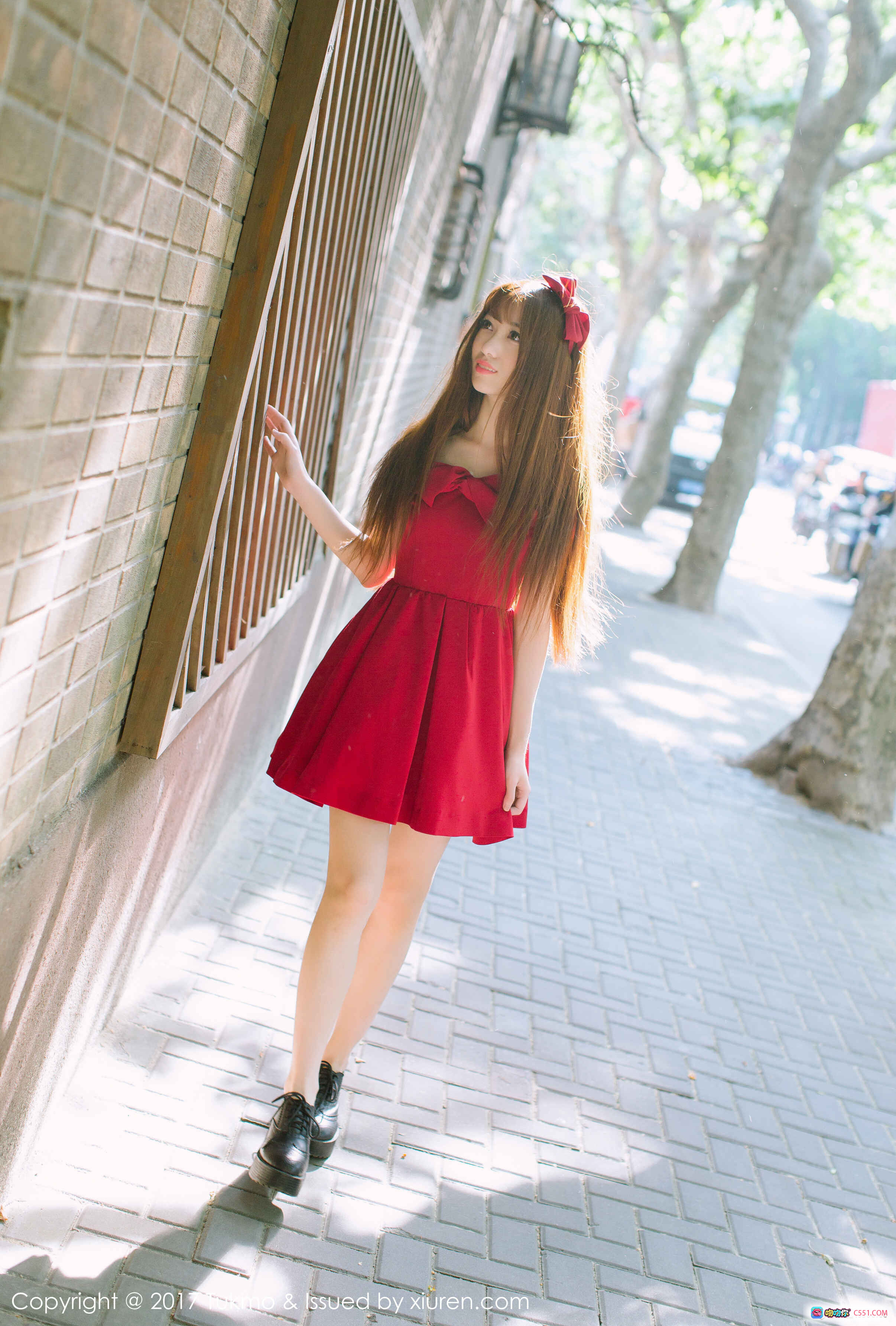 图片[3] - 赵乃莹日系校服写真 | 清新少女倚树微笑 | 白袜黑鞋校园风 | Tukmo 2017 VOL.094 高清美图 - 就要吻