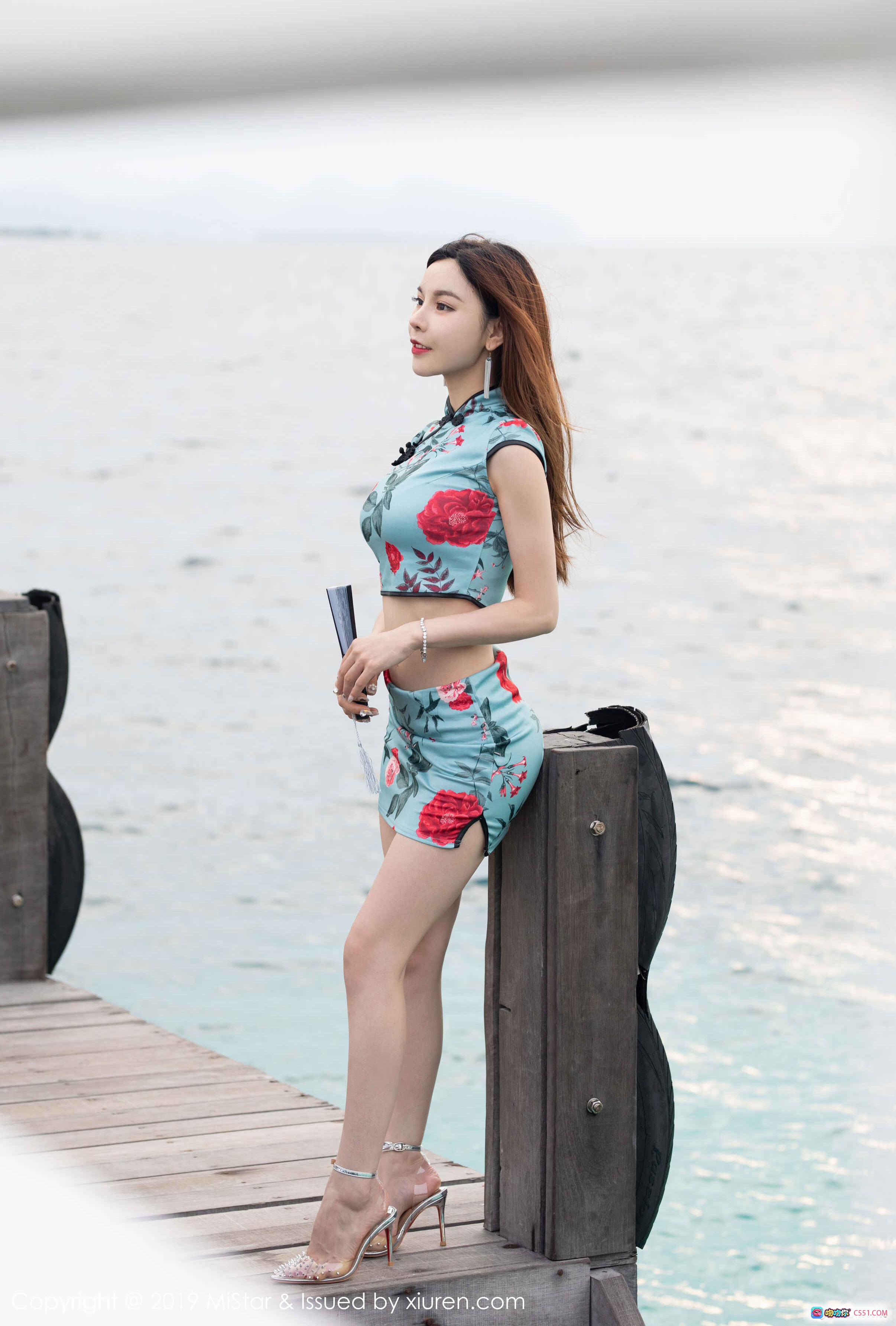 图片[4] - 沈佳熹海边栈道写真 | 蓝色花卉旗袍短裤造型 | 优雅持扇姿势 | MiStar Vol.306 2019.09.10 - 就要吻